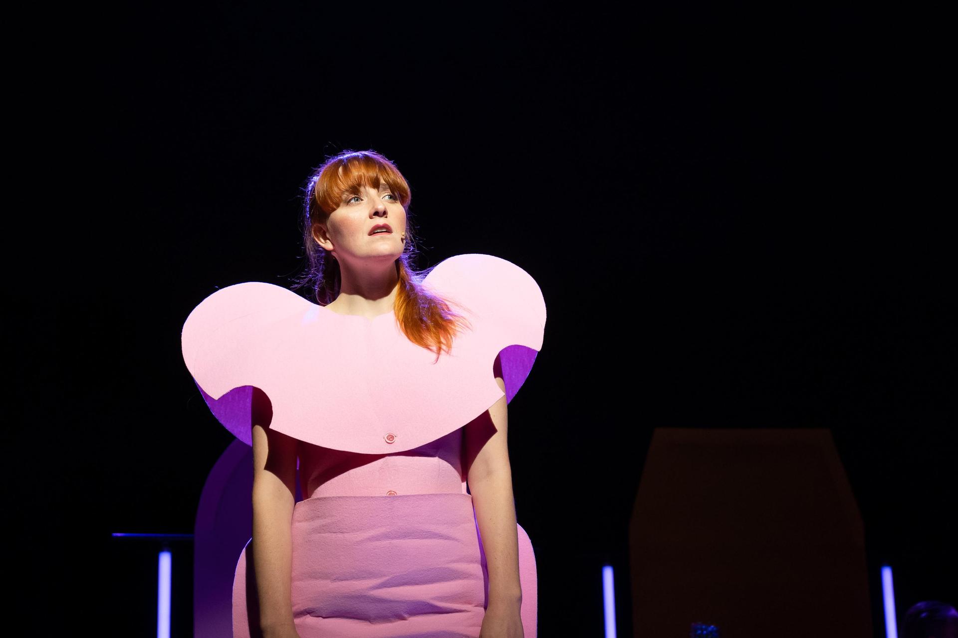 scènebeeld van Tradwives de musical - 3 dames op het podium
