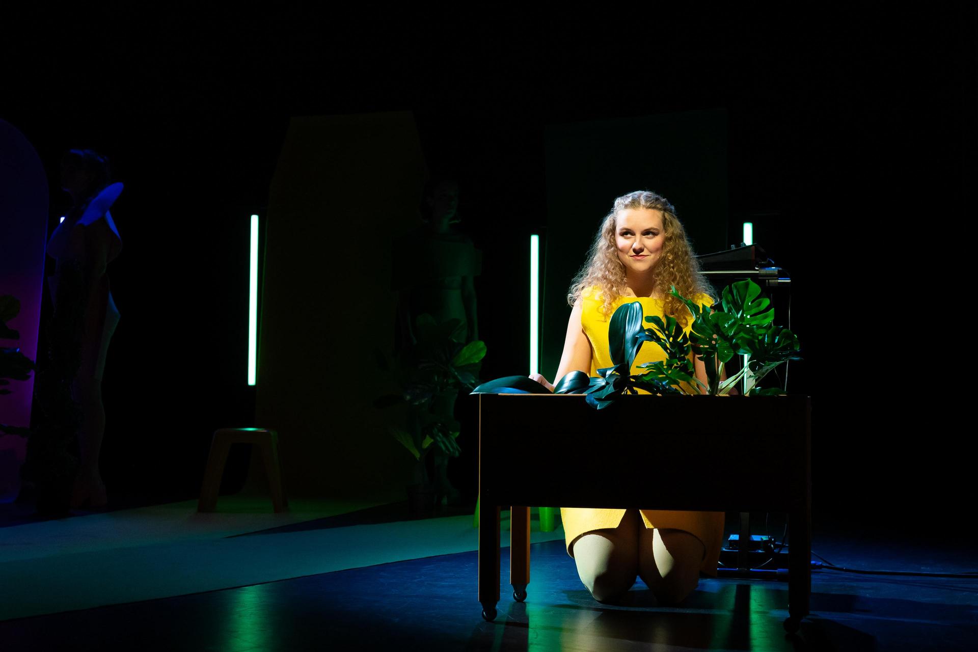 scènebeeld van Tradwives de musical - 3 dames op het podium
