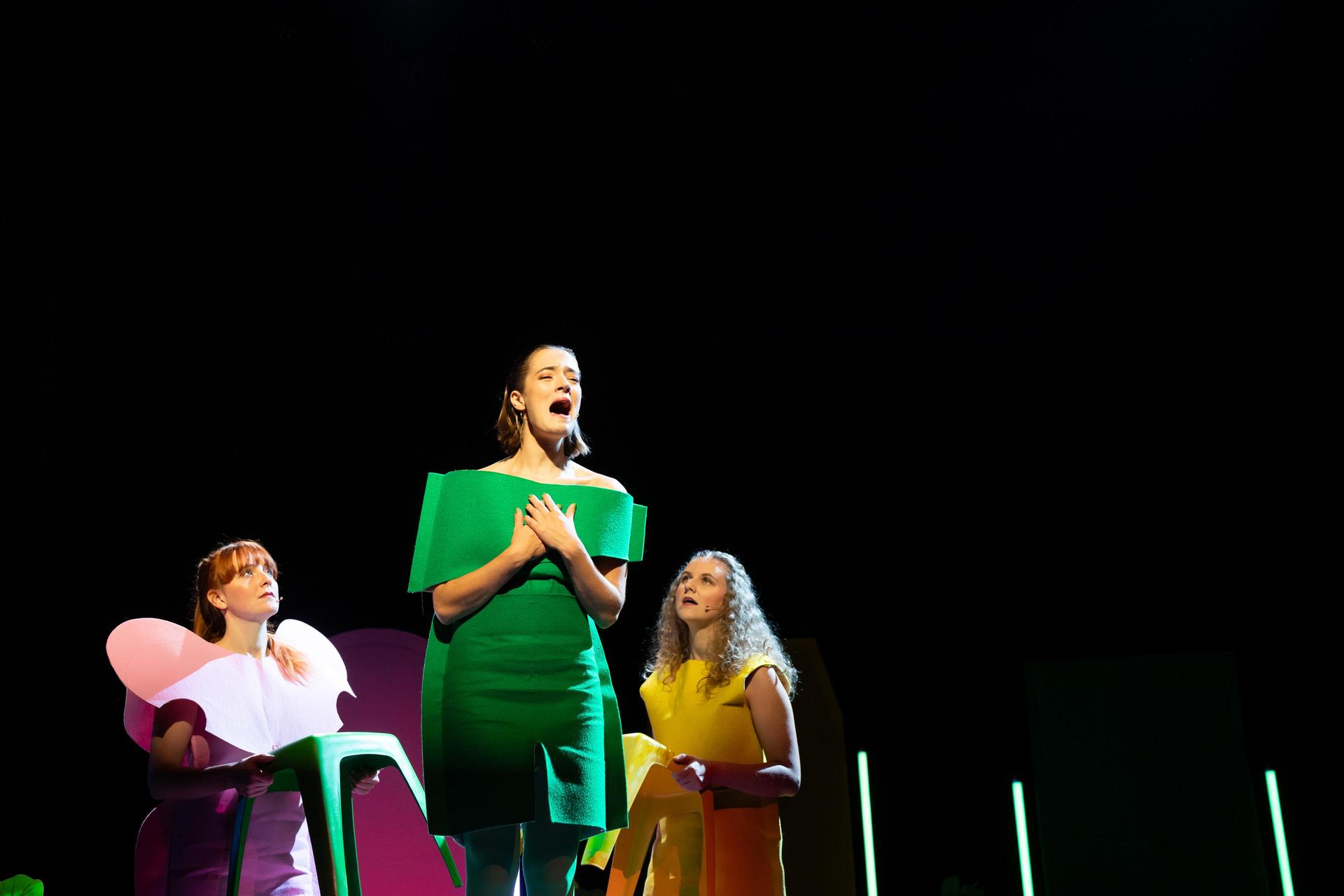 scènebeeld van Tradwives de musical - 3 dames op het podium