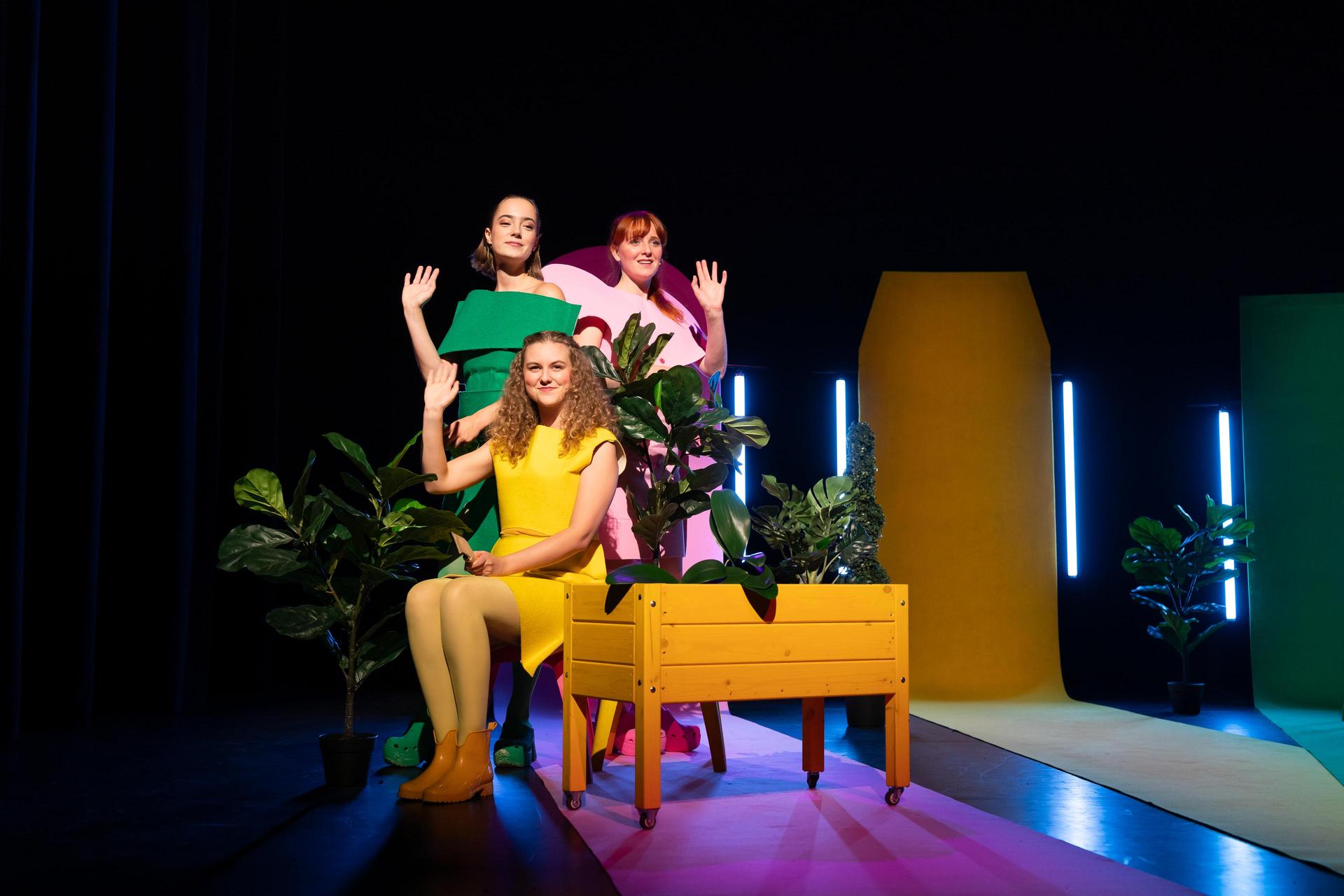 scènebeeld van Tradwives de musical - 3 dames op het podium