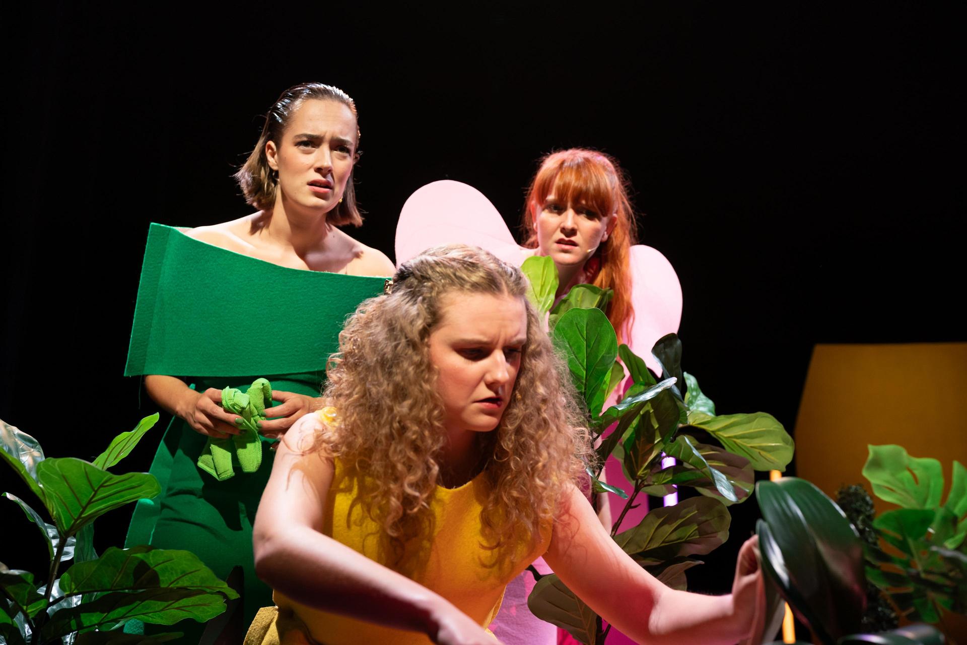 scènebeeld van Tradwives de musical - 3 dames op het podium