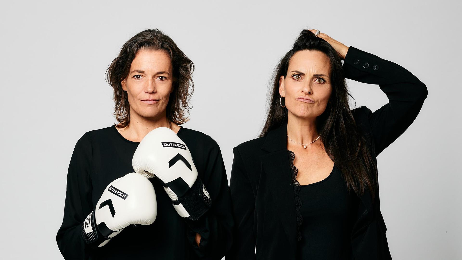Opvoeden, hoe dan...!?, Promotiebeeld van Opvoeden, hoe dan met 2 dames in zwart pak
