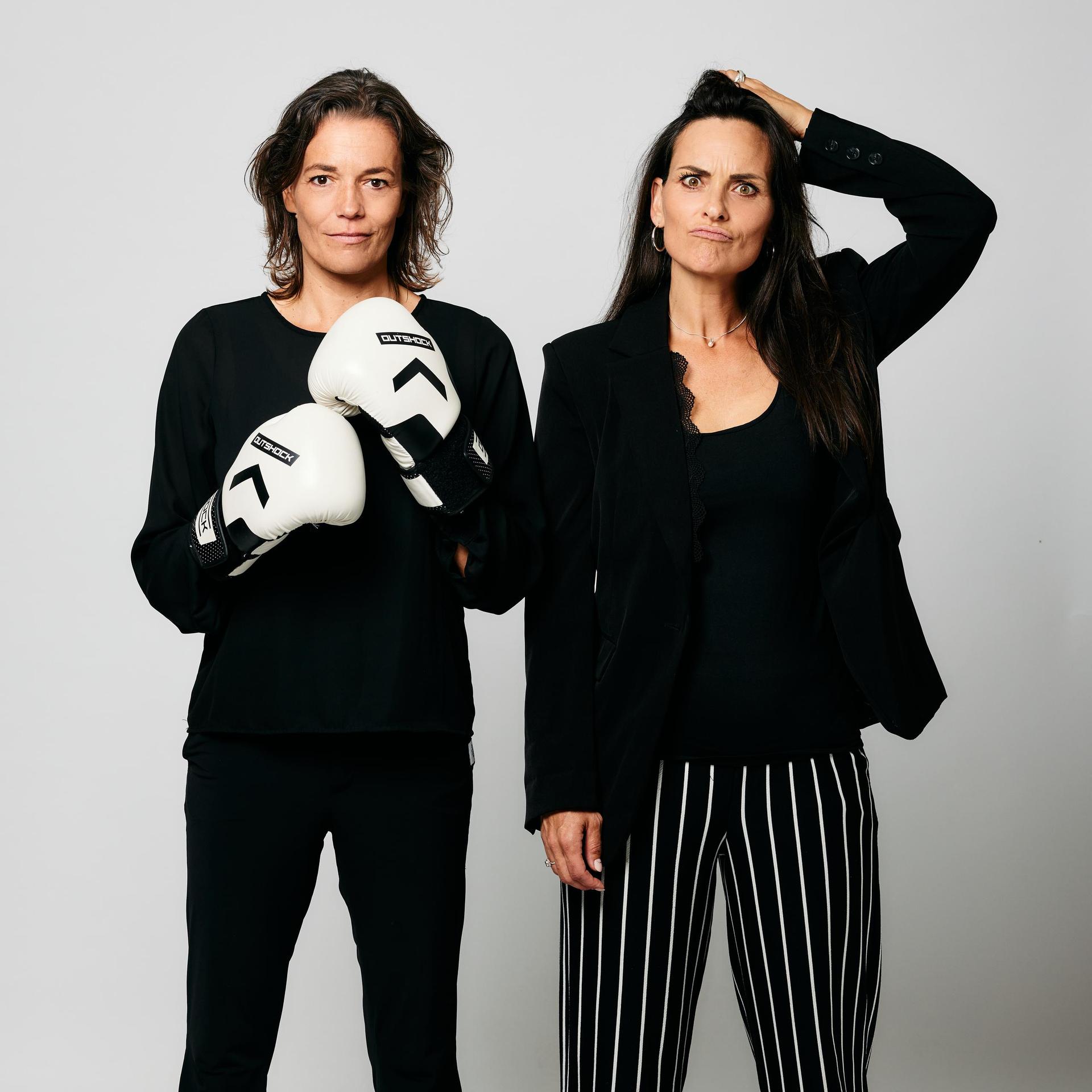 Opvoeden, hoe dan...!?, Promotiebeeld van Opvoeden, hoe dan met 2 dames in zwart pak