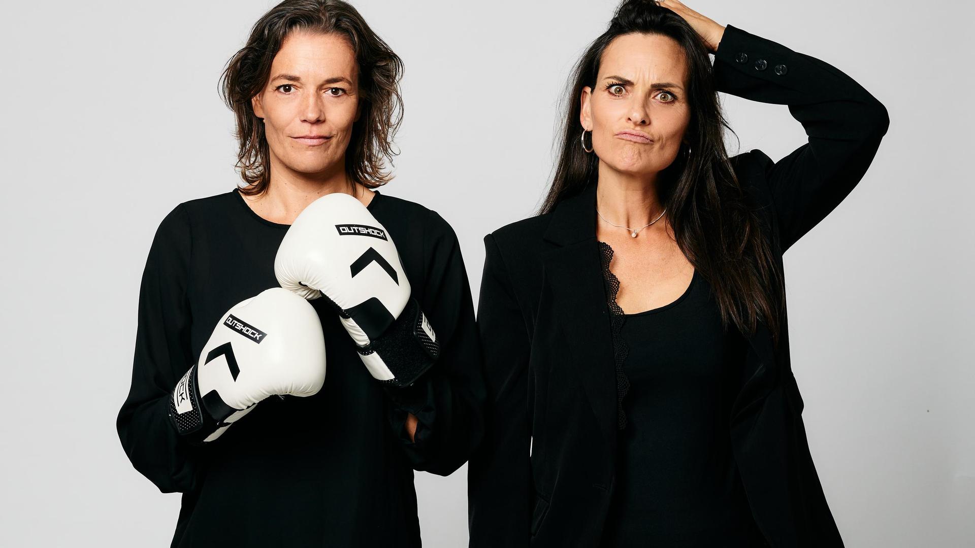 Opvoeden, hoe dan...!?, Promotiebeeld van Opvoeden, hoe dan met 2 dames in zwart pak