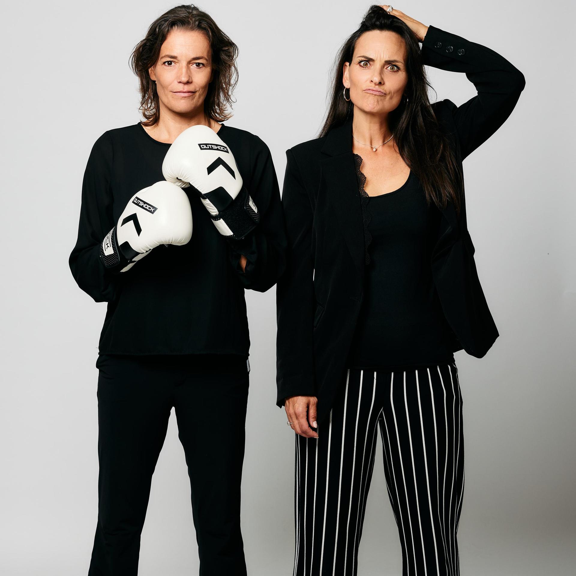Opvoeden, hoe dan...!?, Promotiebeeld van Opvoeden, hoe dan met 2 dames in zwart pak