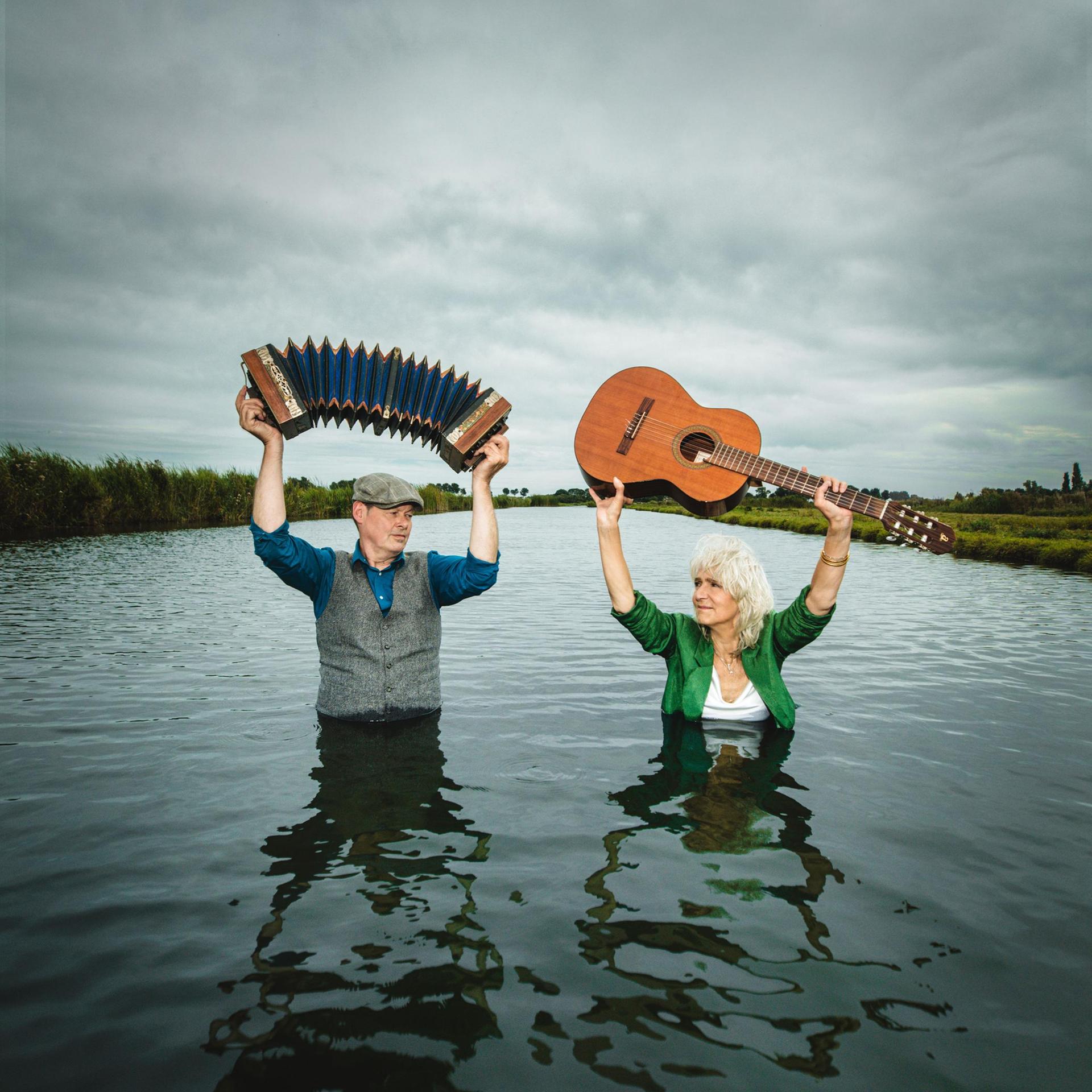 Leoni Jansen en Carel Kraayenhof, Promotiebeeld Leonie Jansen en Carel Kraayenhof, staand in het water met instrument boven hun hoofd