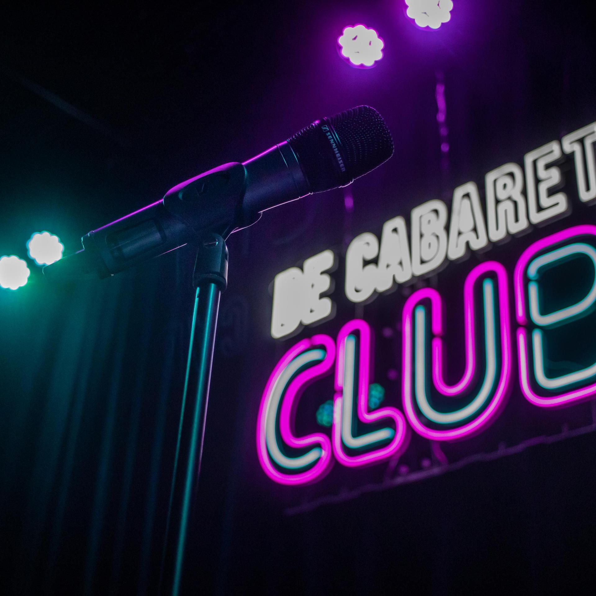 De Cabaret Club, Promotiebeeld De Cabaret Club met logo in Neonverlichting