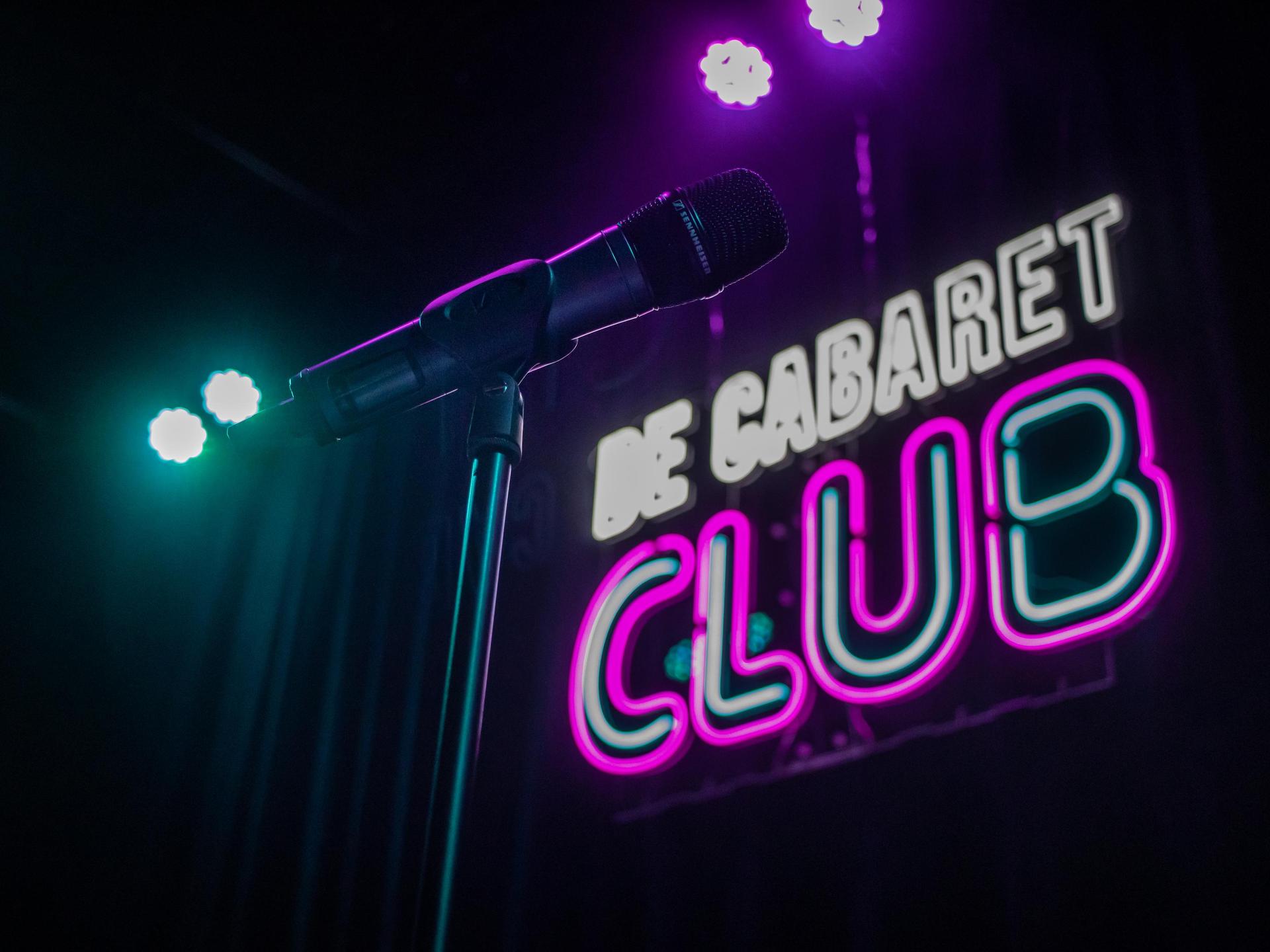 De Cabaret Club, Promotiebeeld De Cabaret Club met logo in Neonverlichting