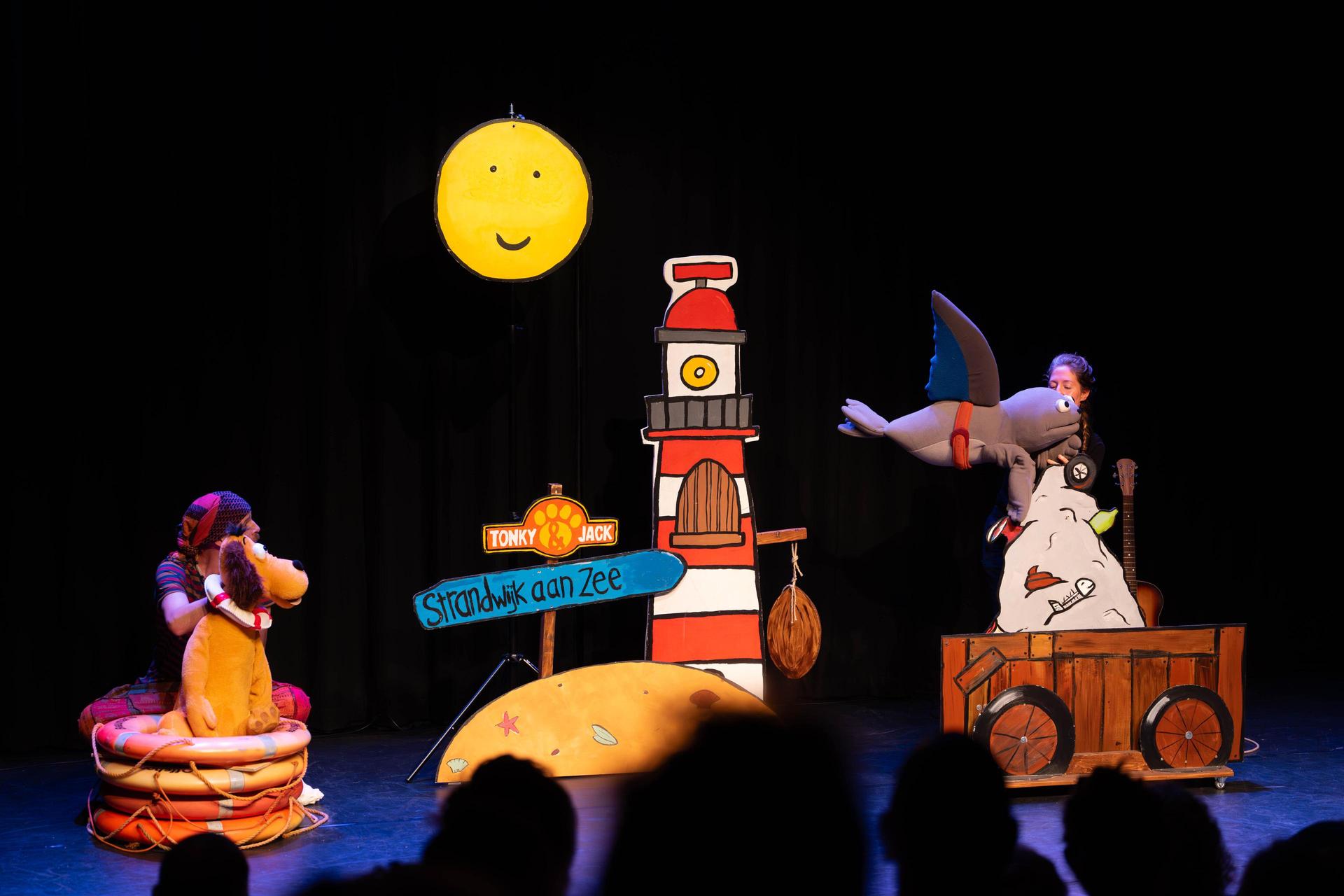 Scenebeelden Tonky & Jack - Groetjes uit Strandwijk aan Zee