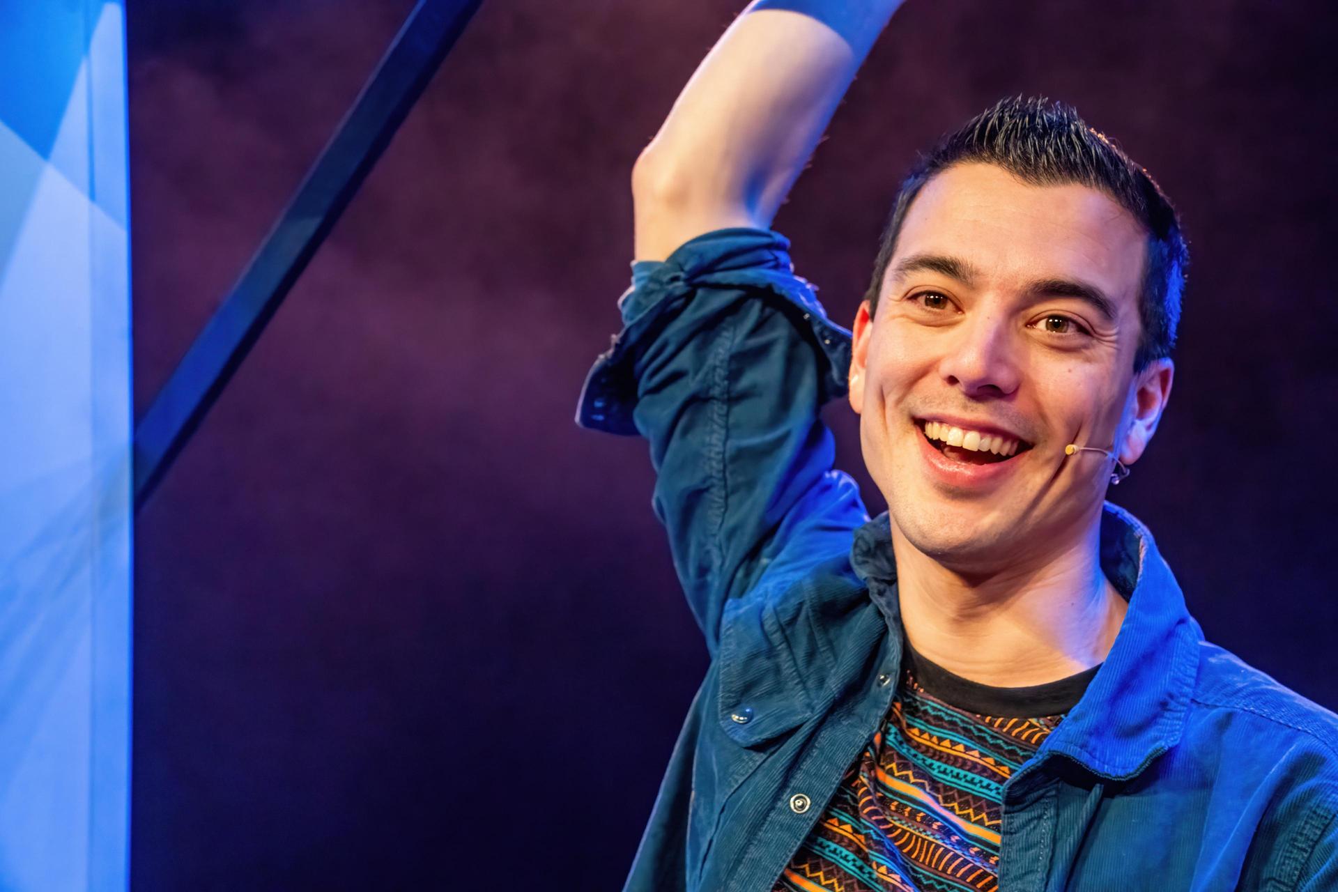 scènebeelden van Andries Tunru met Ravot