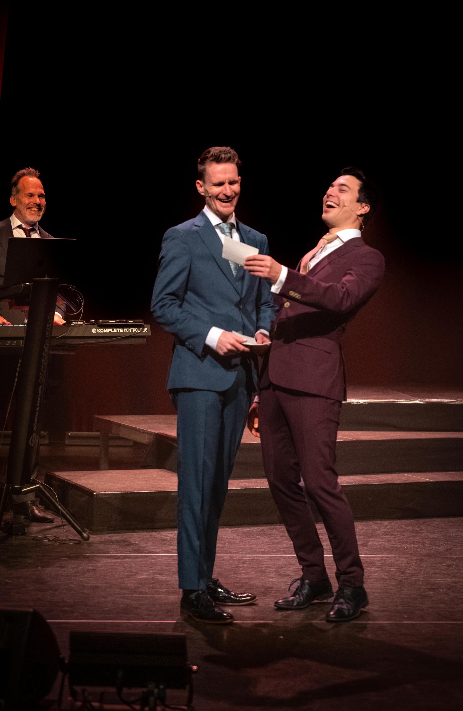 scènefoto's van Andries Tunru en Stefan Hendrikx oudejaarsshow