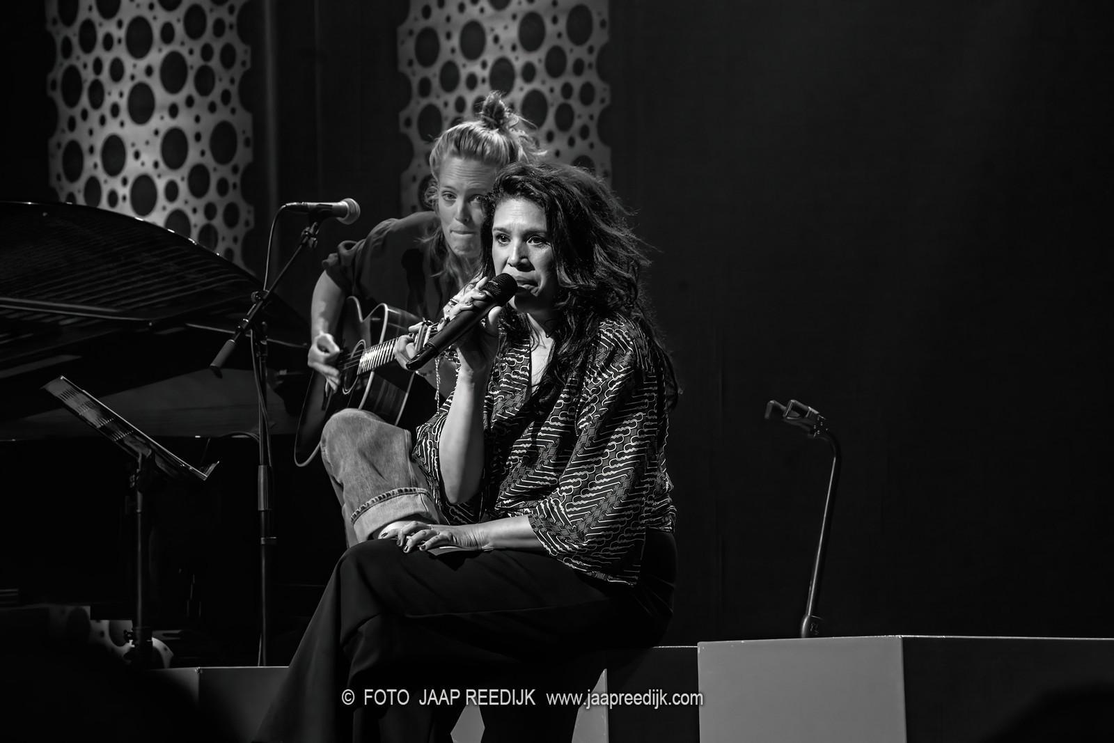 scenefoto's gemaakt tijdens seizoenspresentatie van Esmay Usmany en band