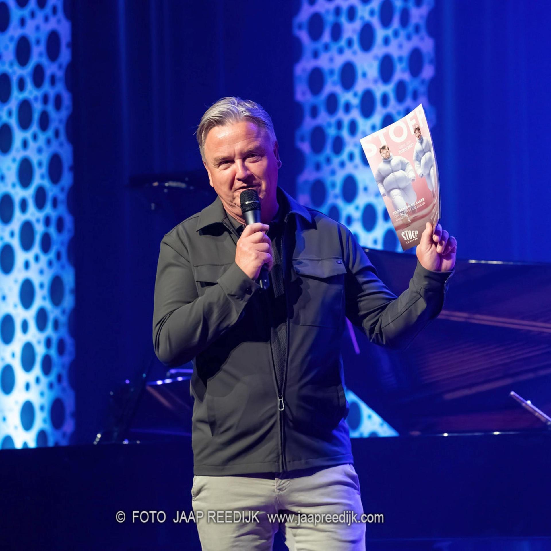 Seizoenspresentatie 2026/27, foto van Rob van Wijk met nieuwe brochure tijdens presentatieavond