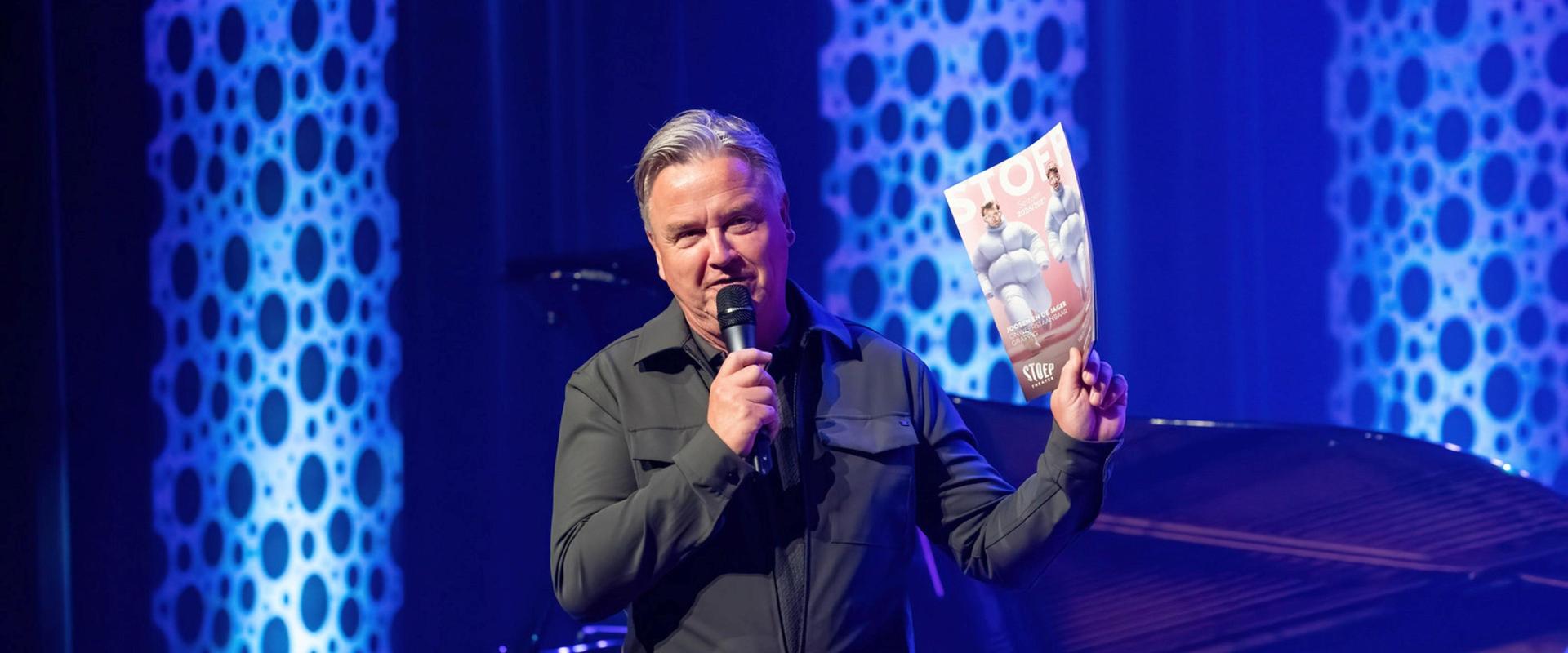 Seizoenspresentatie 2026/27, foto van Rob van Wijk met nieuwe brochure tijdens presentatieavond