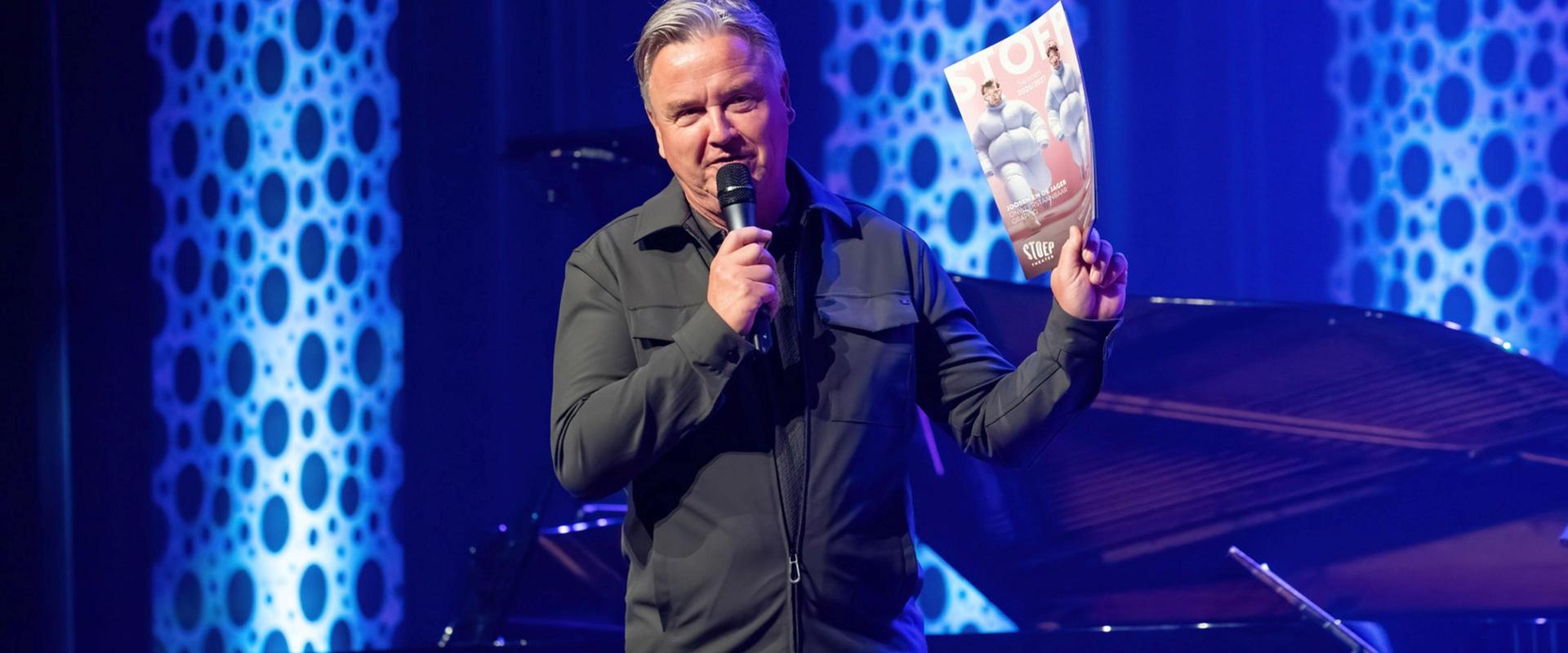 Seizoenspresentatie 2026/27, foto van Rob van Wijk met nieuwe brochure tijdens presentatieavond