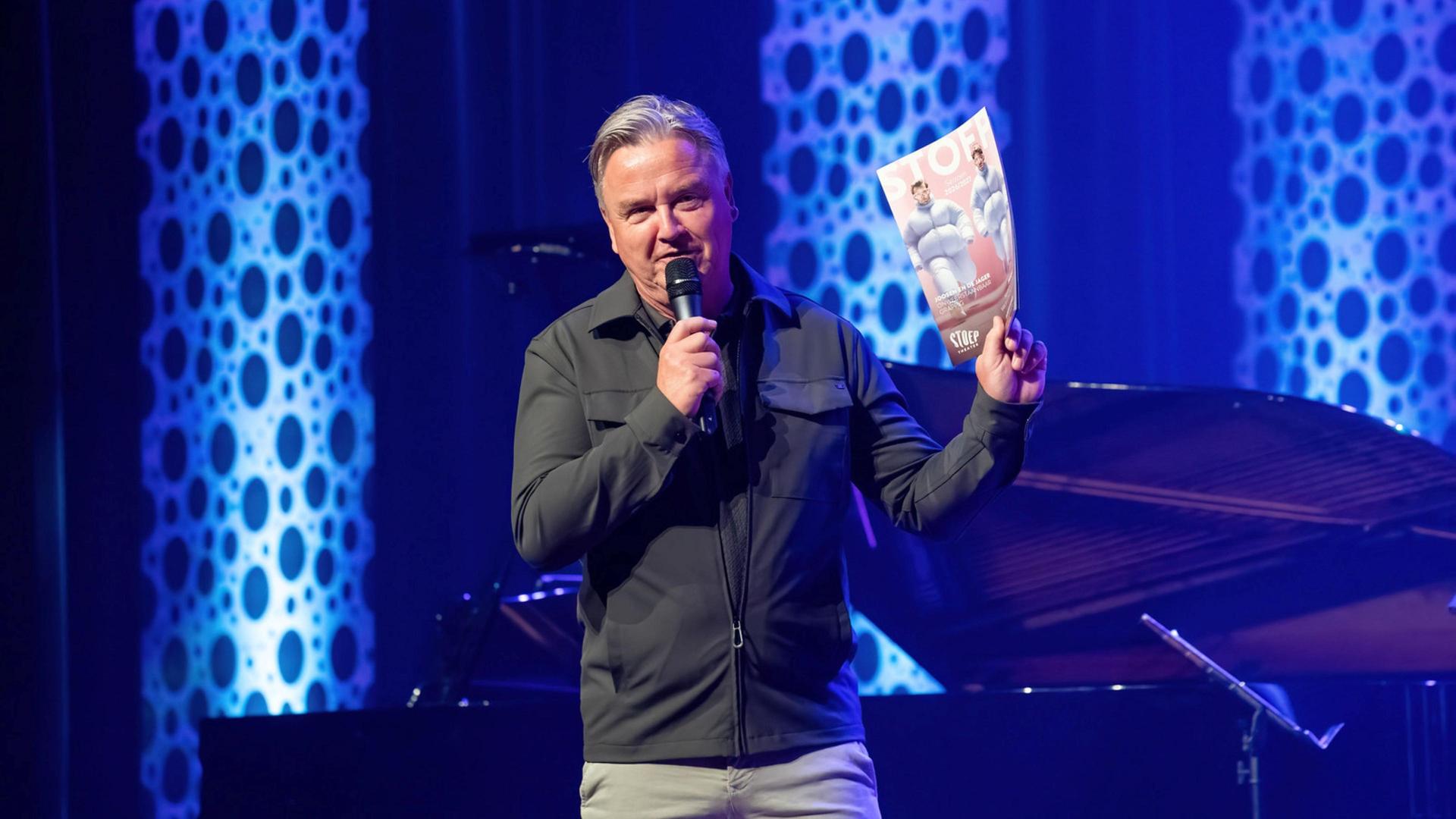 Seizoenspresentatie 2026/27, foto van Rob van Wijk met nieuwe brochure tijdens presentatieavond