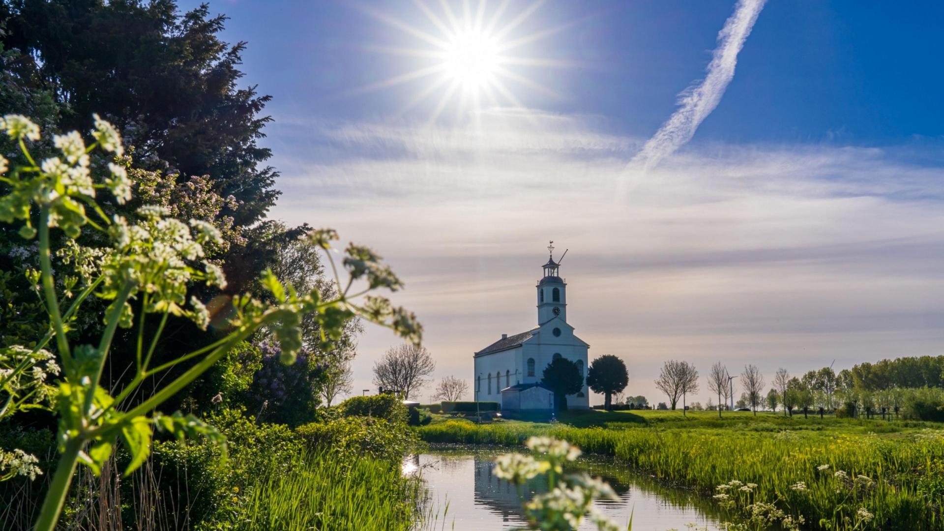 Talenten gezocht voor optredens Witte Kerkje Simonshaven!, Foto van Witte Kerkje Simonshaven gemaakt door Amanda van den Berg