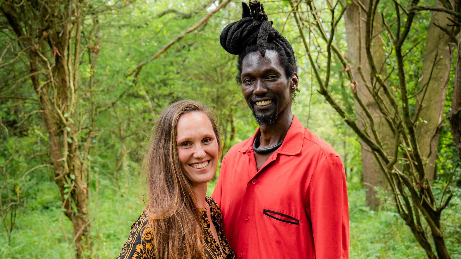 NIS PODIUM OP LOCATIE, Promotiefoto van Eline Bierling en Mama N'Diack
