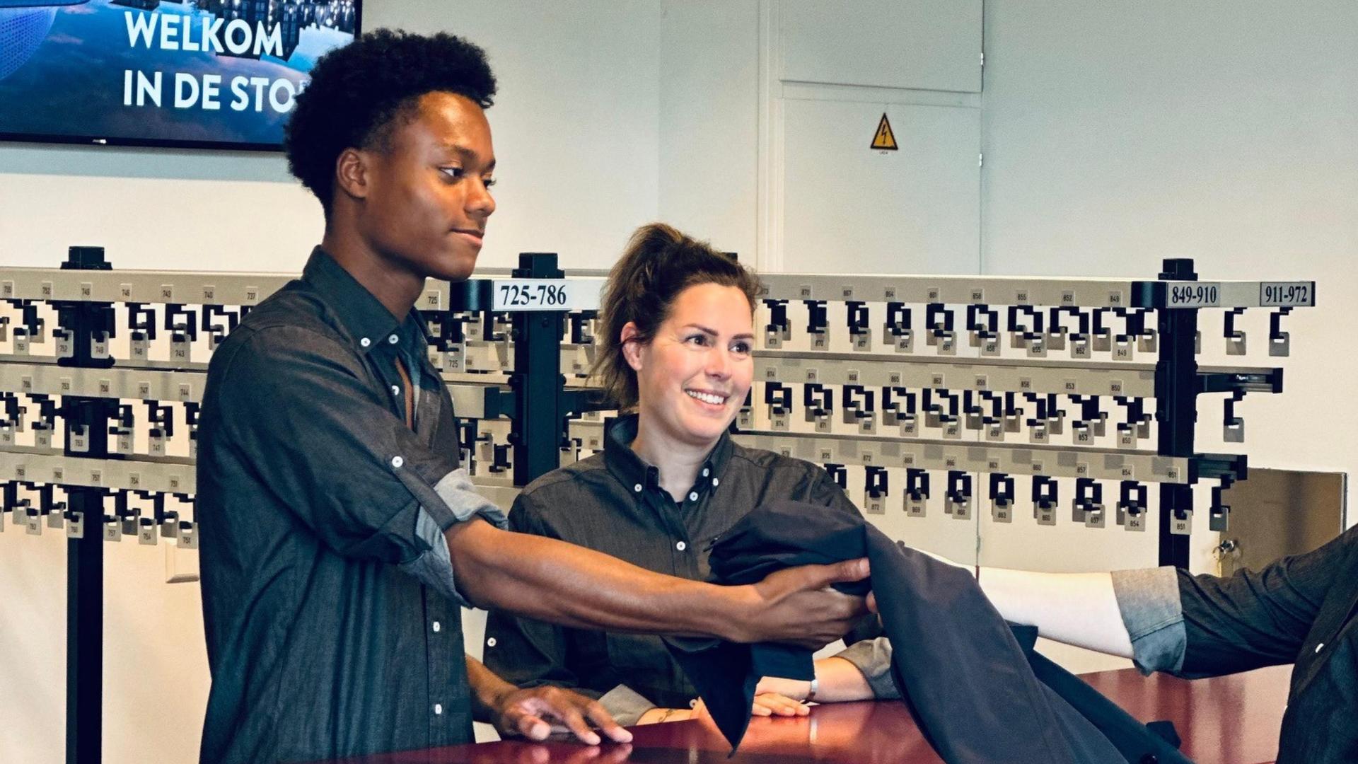 foto garderobemedewerkers aan het werk ivm vacature garderobemedewerker