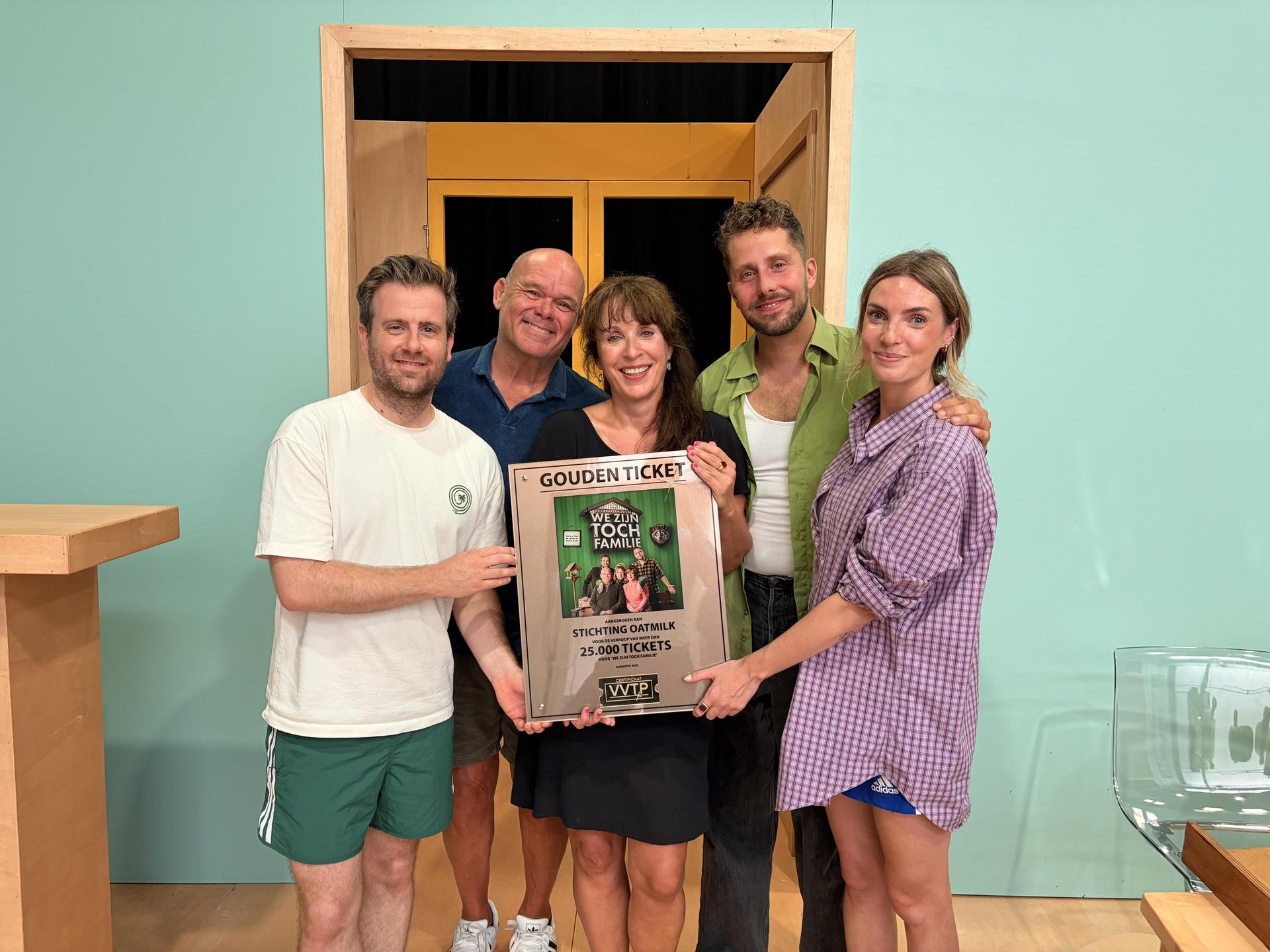 foto cast We zijn Toch Familie met award 25.000 verkochte tickets