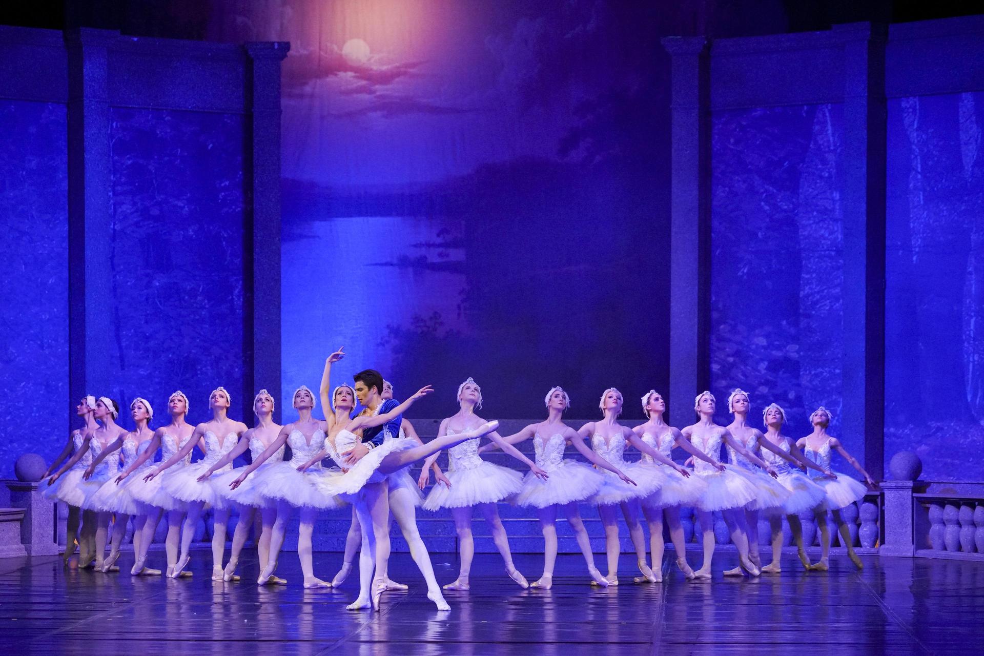 scènefoto Het Zwanenmeer. 15 ballerina's op een rij op het podium