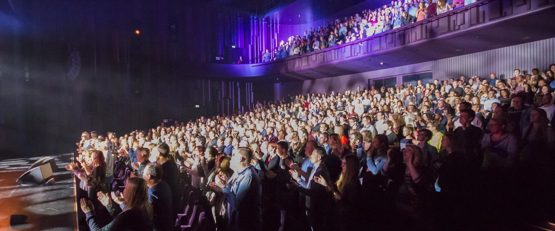 Foto van een uitverkochte Grote Zaal van Theater de Stoep van de zijkant gezien