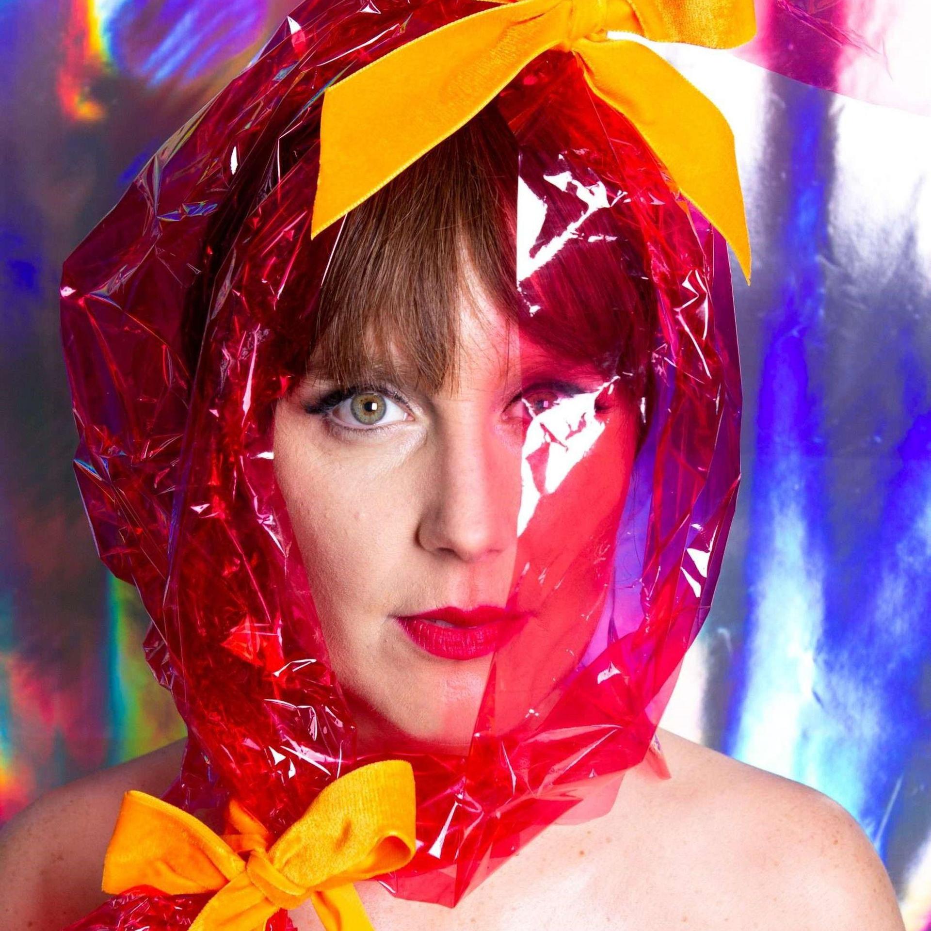 Nina de la Parra, Promotiefoto Nina de La Parra met gekleurd folie om haar hoofd als hoofddoek