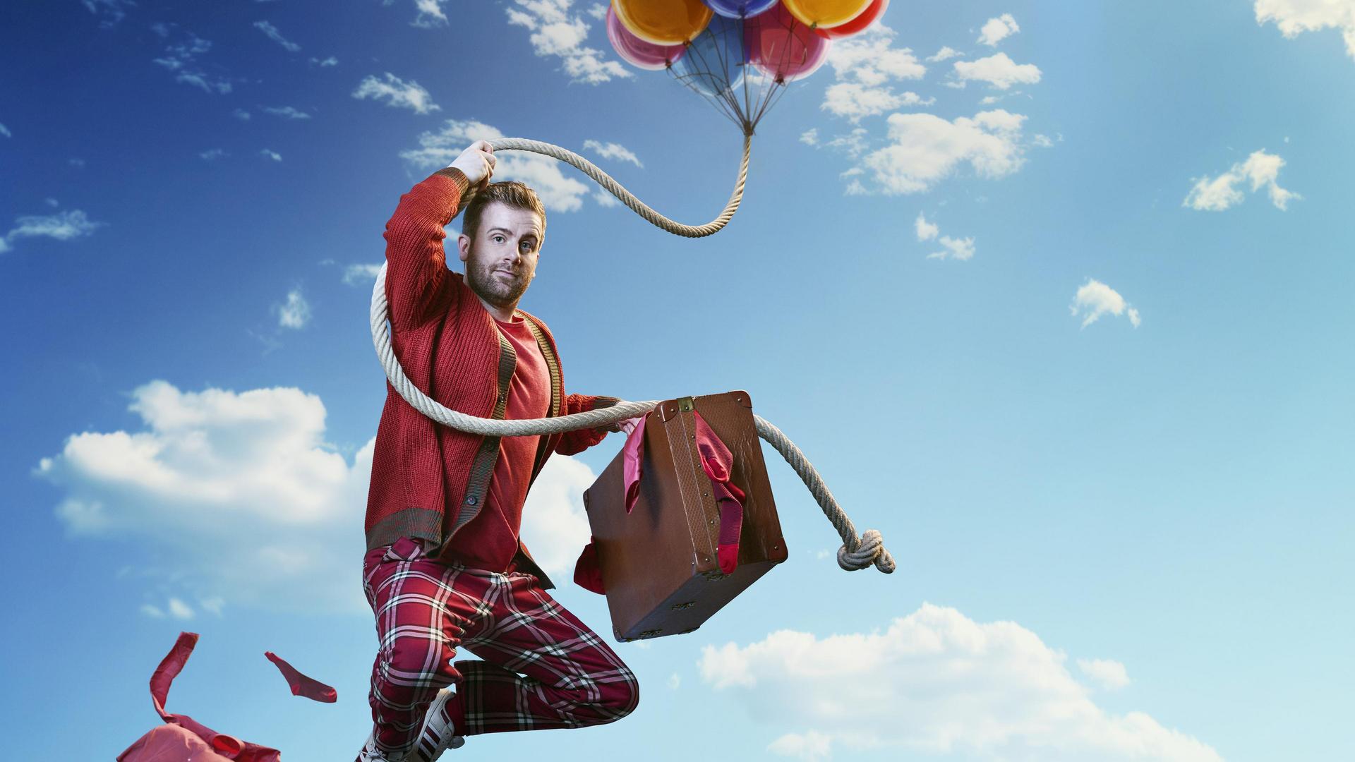 Martijn Kardol, Foto Martijn Kardol met balonnen aan een tour en een koffer alsof hij vliegt