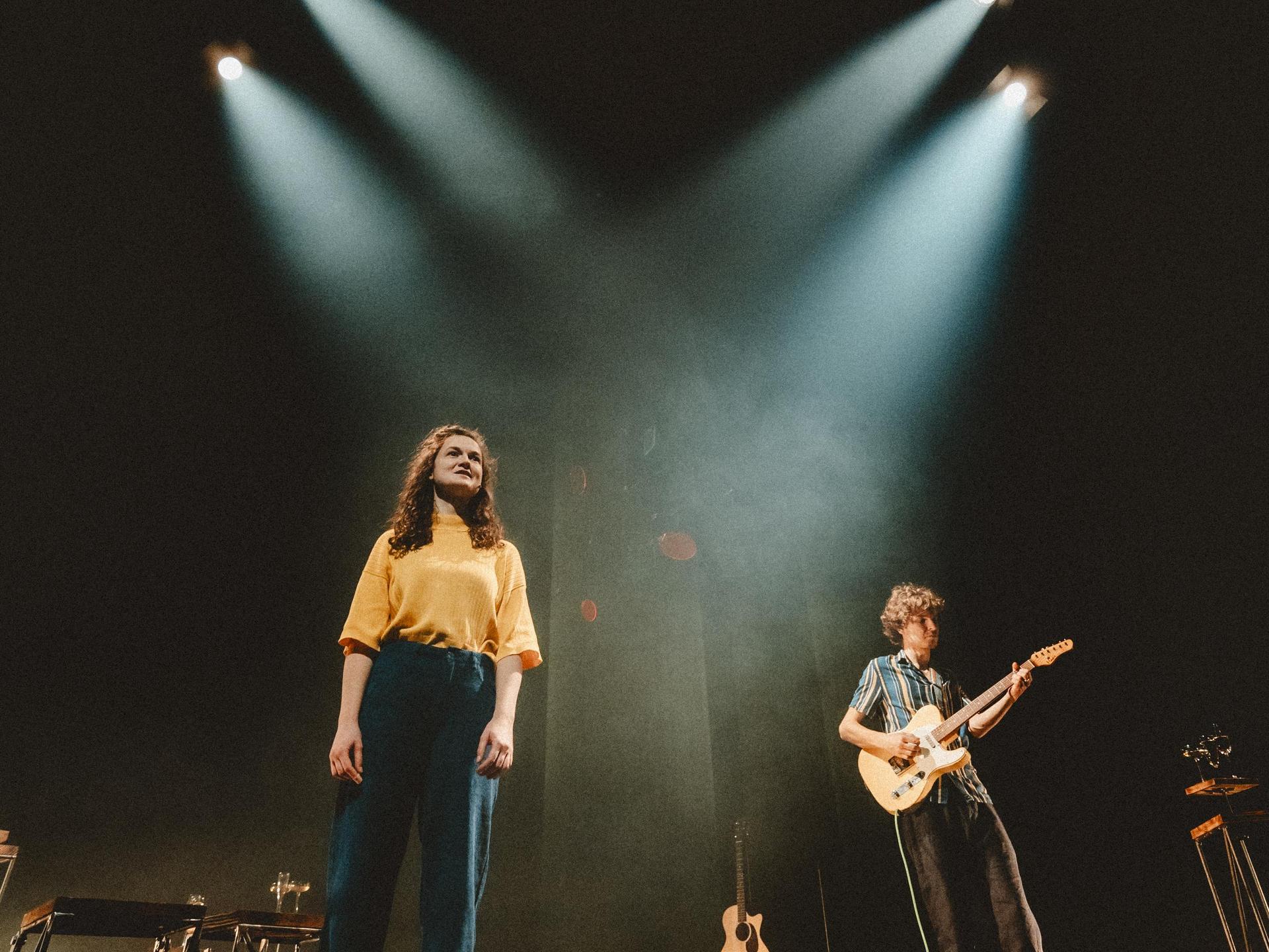 Scenefoto van het cabaretduo Grof Geschud op het podium