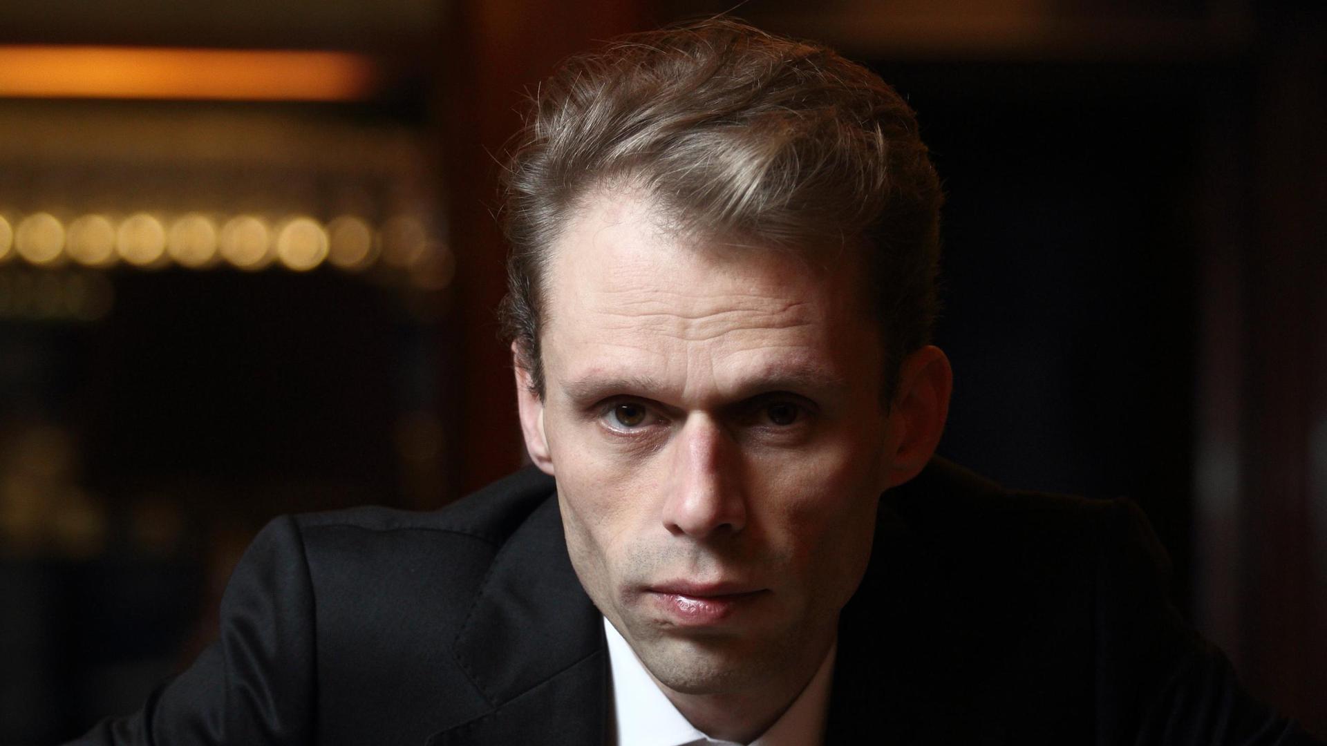 Filip Jordens, Foto van Filip Jordens leunend op een tafel in pak