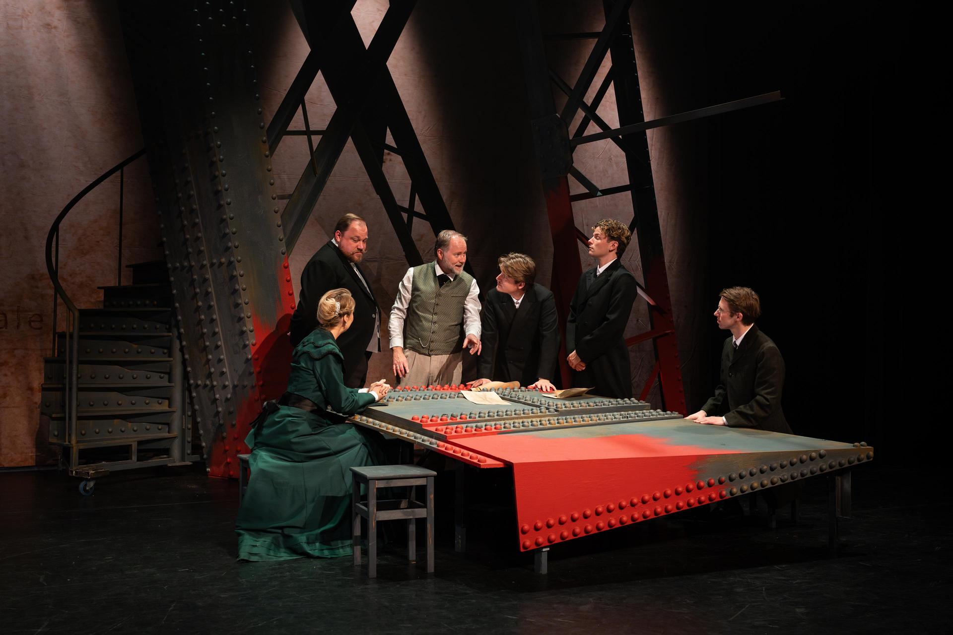 scènefoto musical Eiffel: deel van de cast aan tafel