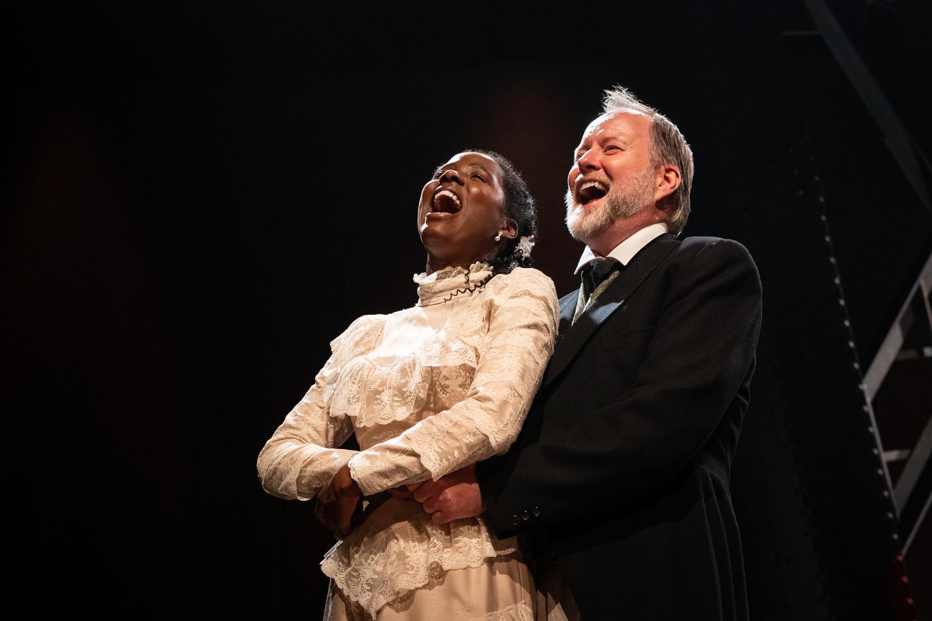 scènefoto musical Eiffel: man en vrouw zingend