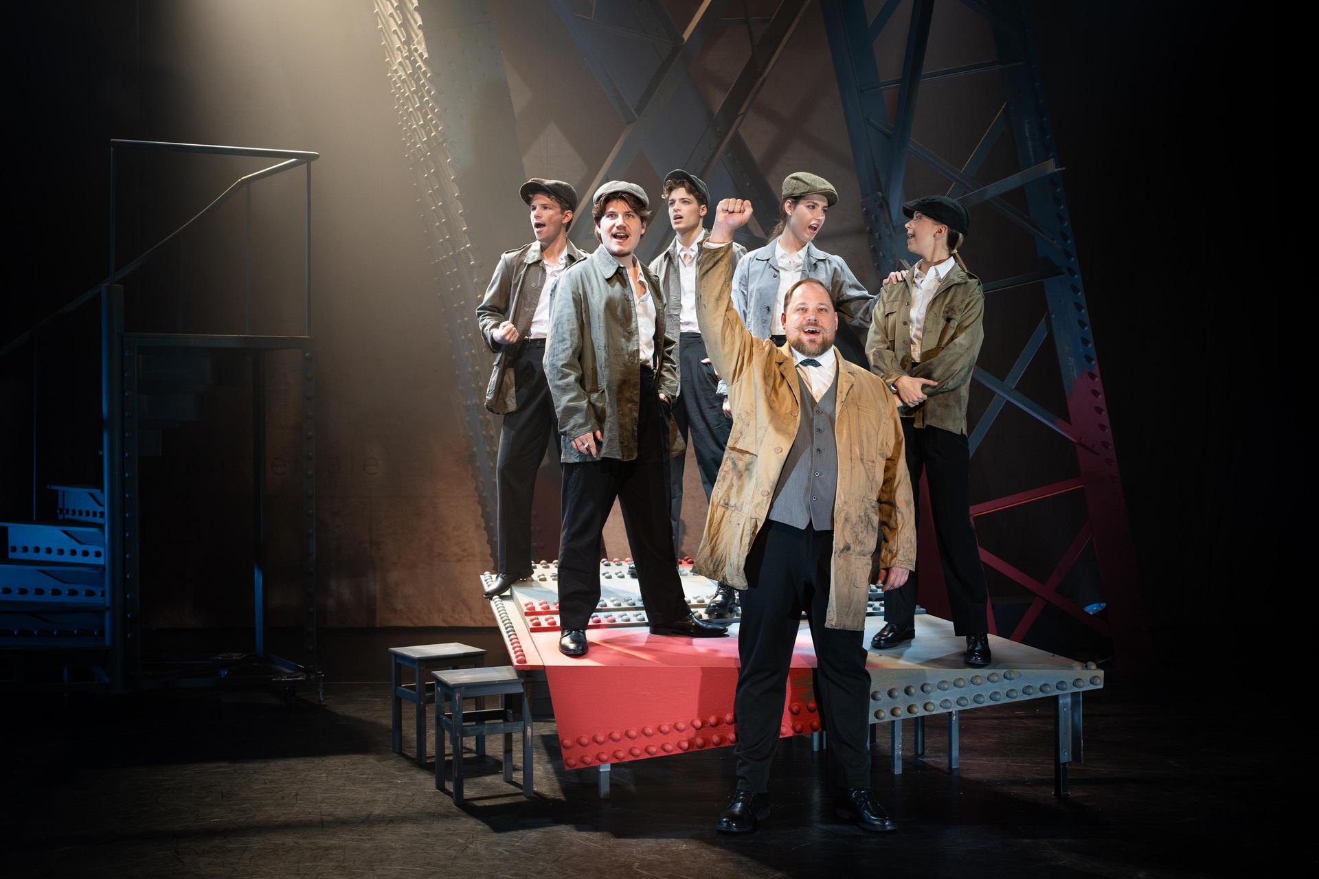 scènefoto musical Eiffel: hele cast zingend op podium