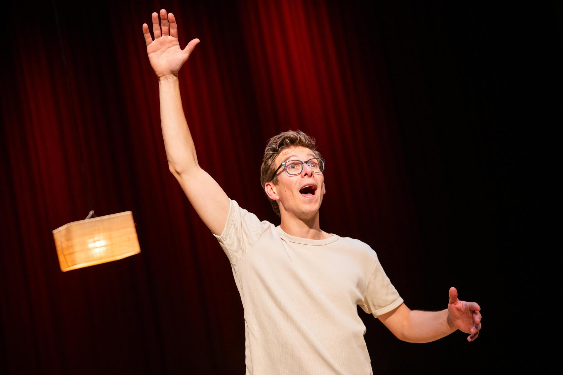 Scenefoto van Remy Evers met één hand in de lucht