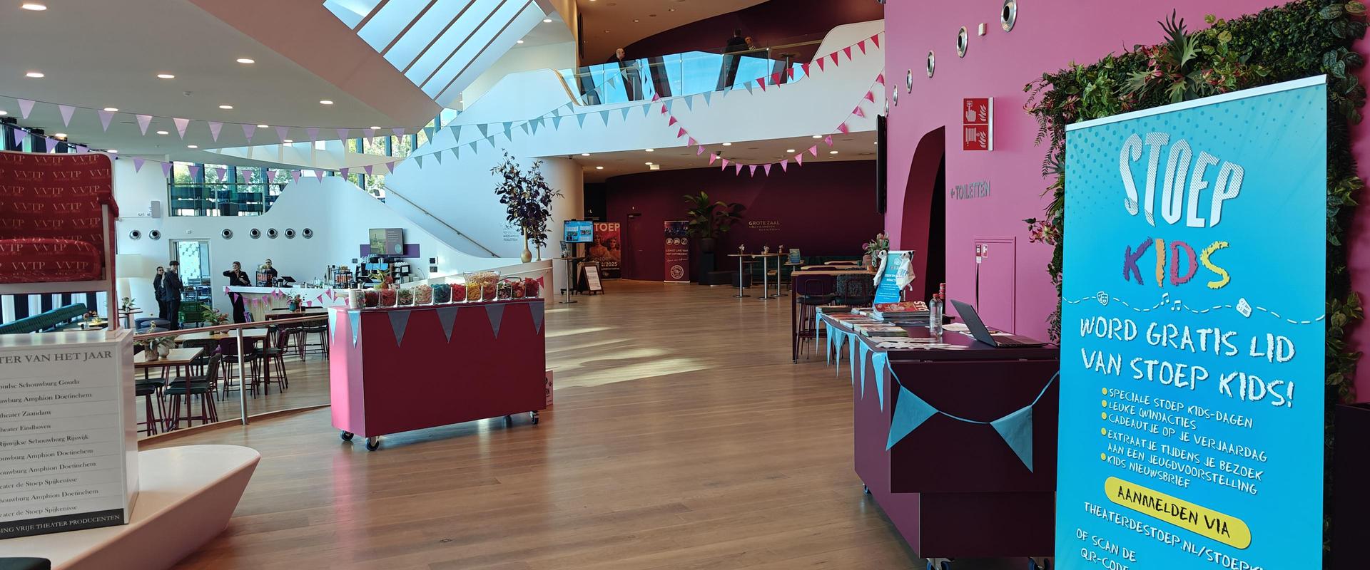 Stoep Kids Club groot succes!, Overzichtsfoto versierde foyer van Theater de Stoep