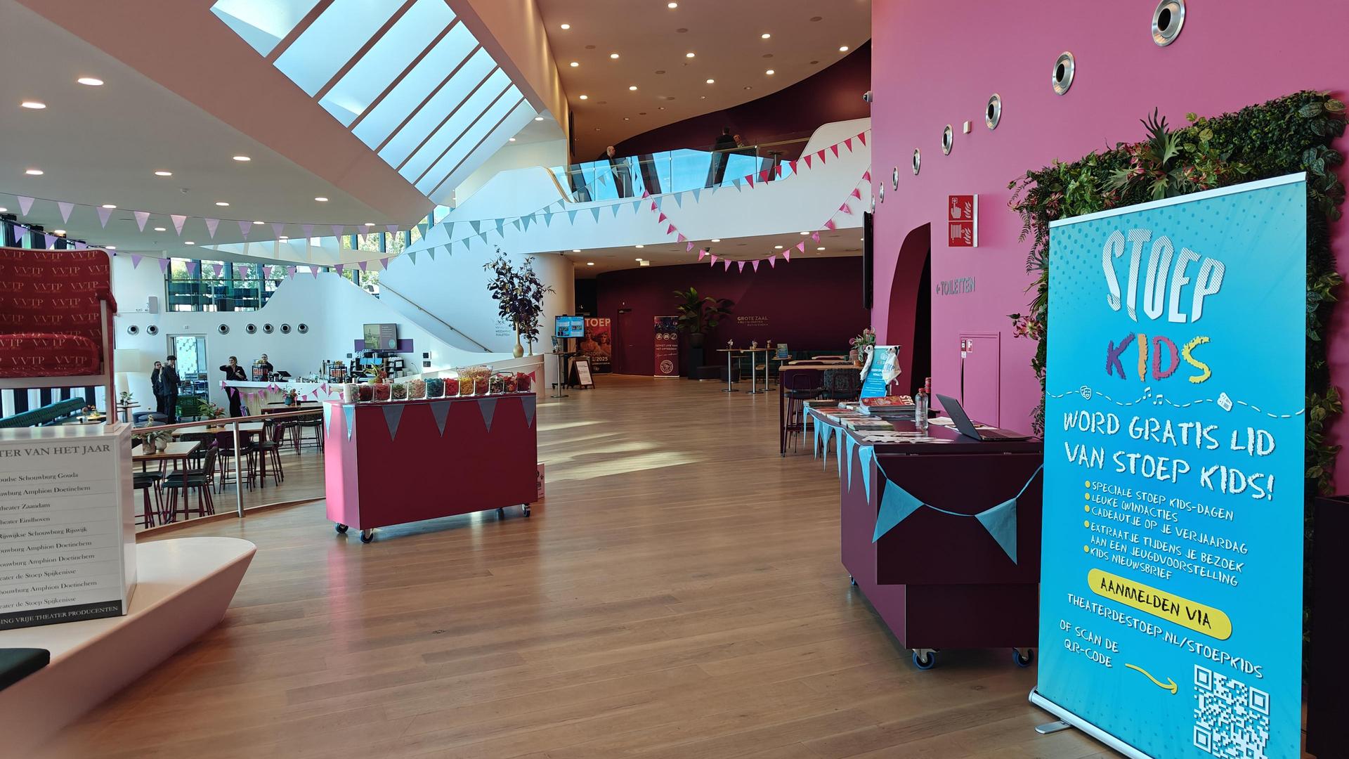 Stoep Kids Club groot succes!, Overzichtsfoto versierde foyer van Theater de Stoep