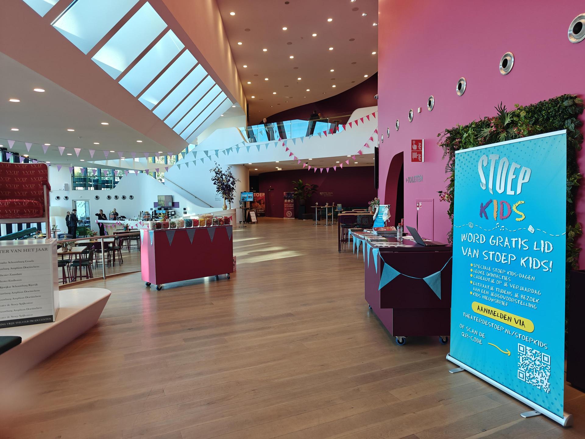 Overzichtsfoto versierde foyer van Theater de Stoep