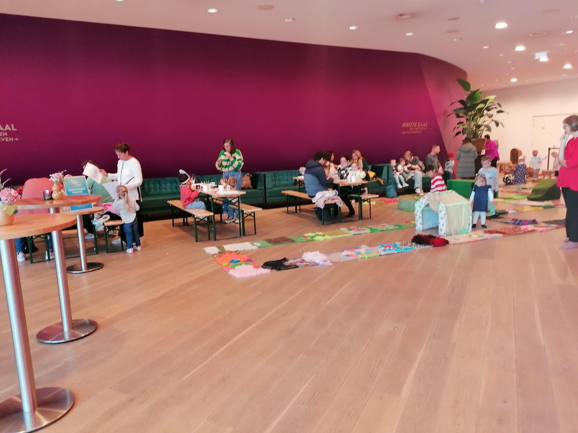 Foto van de eerste Stoep Kids Dag met spelende kindjes in de foyer van Theater de Stoep