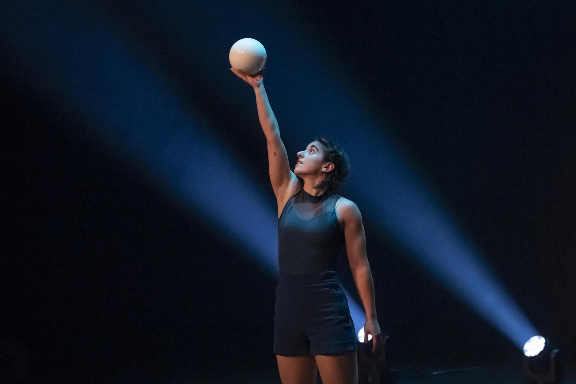 scènefoto Sneeuw met vrouw met een bal die ze in de lucht houdt