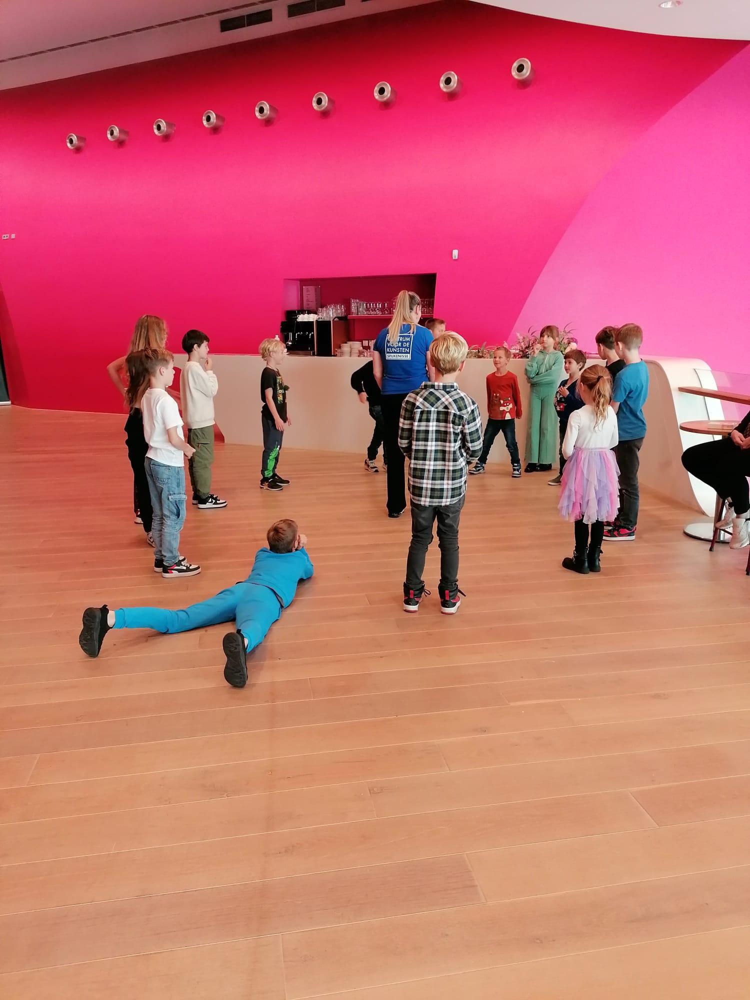 Foto van workshop dans tijdens eerste Stoep Kids Dag in de bovenfoyer van Theater de Stoep