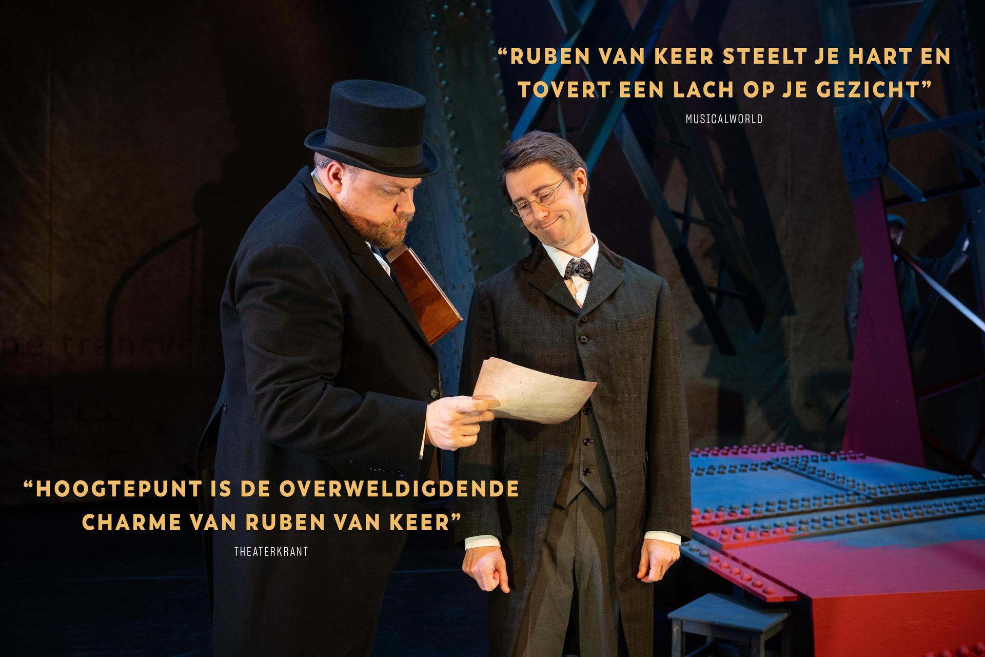 Recensiefoto Eiffel de musical met 2 quotes erop