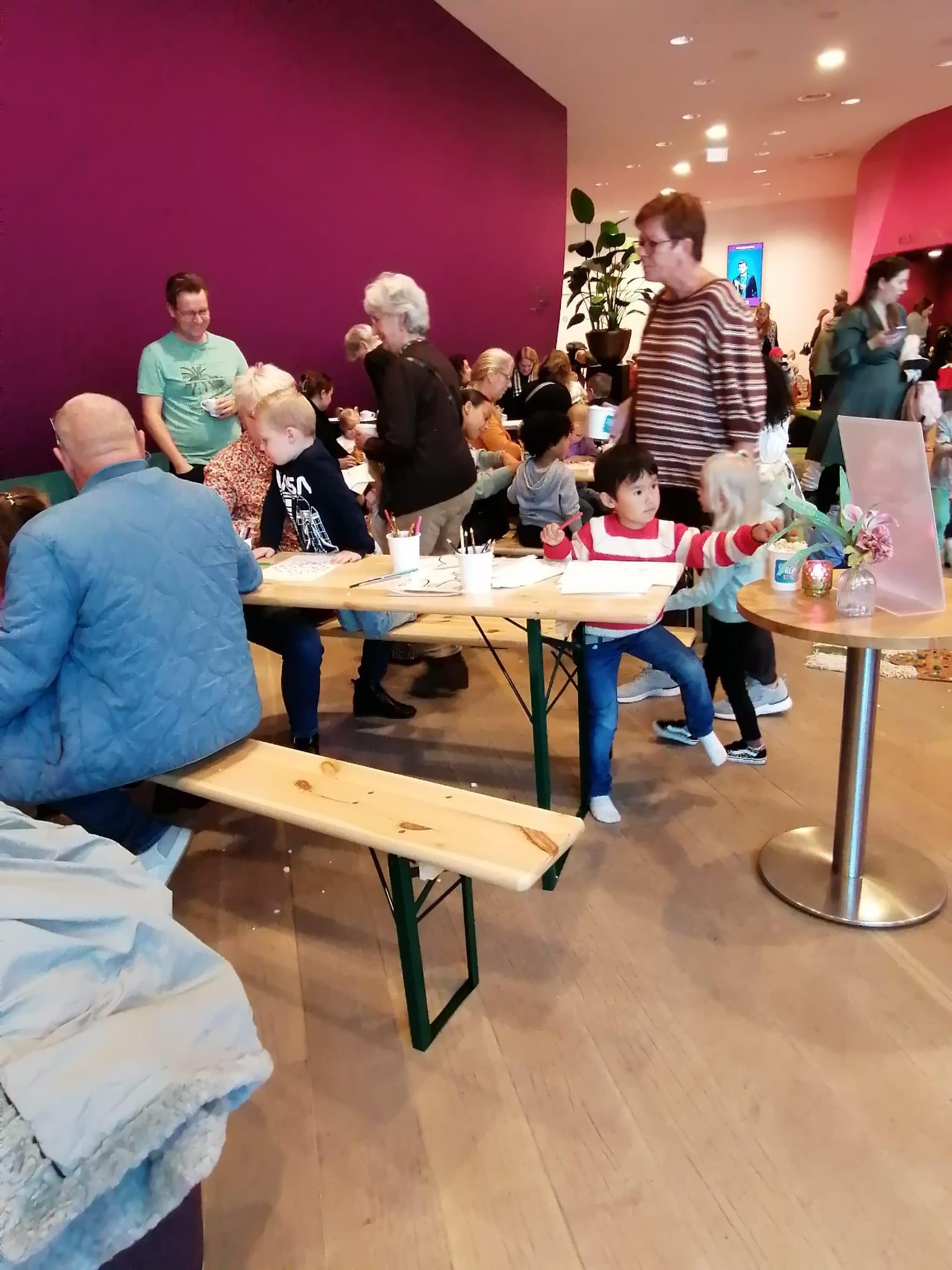 Foto van de eerste Stoep Kids Dag, kleurende kindjes in de foyer van Theater de Stoep