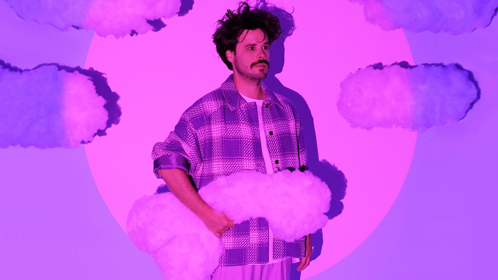 Christian van Eijkelenburg, Foto van Christian van Eijkelenburg met een soort wolk in zijn handen.