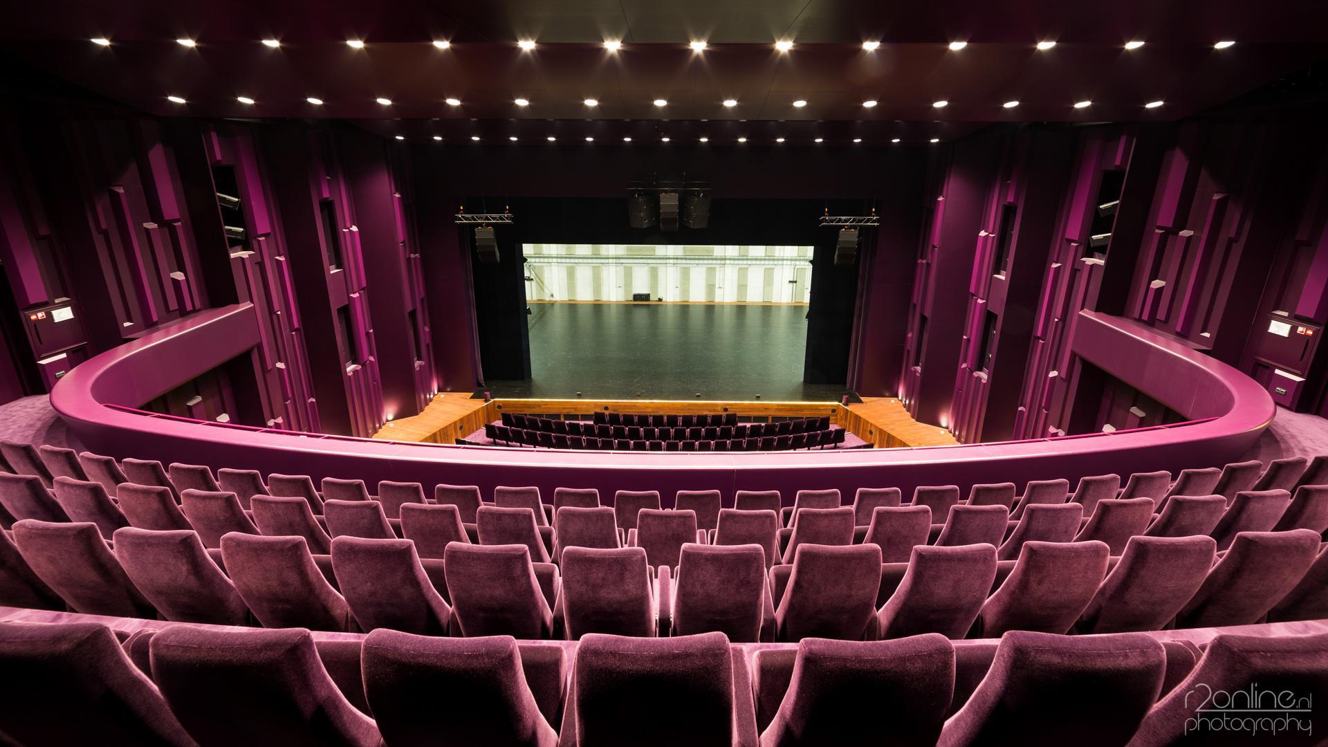 Podium Grote Zaal Theater de Stoep gezien van bovenin het balkon