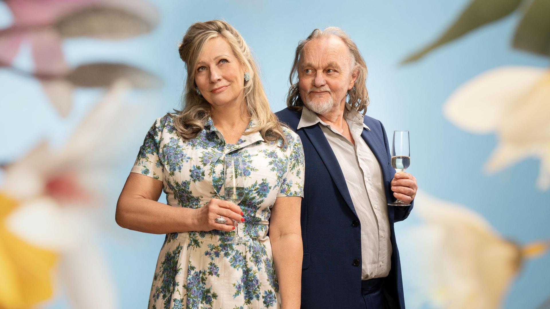 Hulde!, Promotiefoto Hulde met Carine Crutzen en Bert Luppes met een glas in hun hand