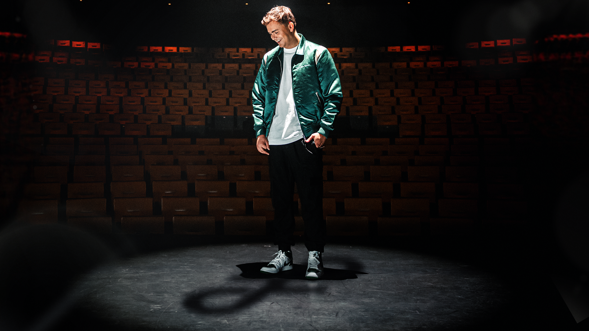 Flemming, Foto van artiest Flemming in het donker op het podium met een lichtstraal op hem
