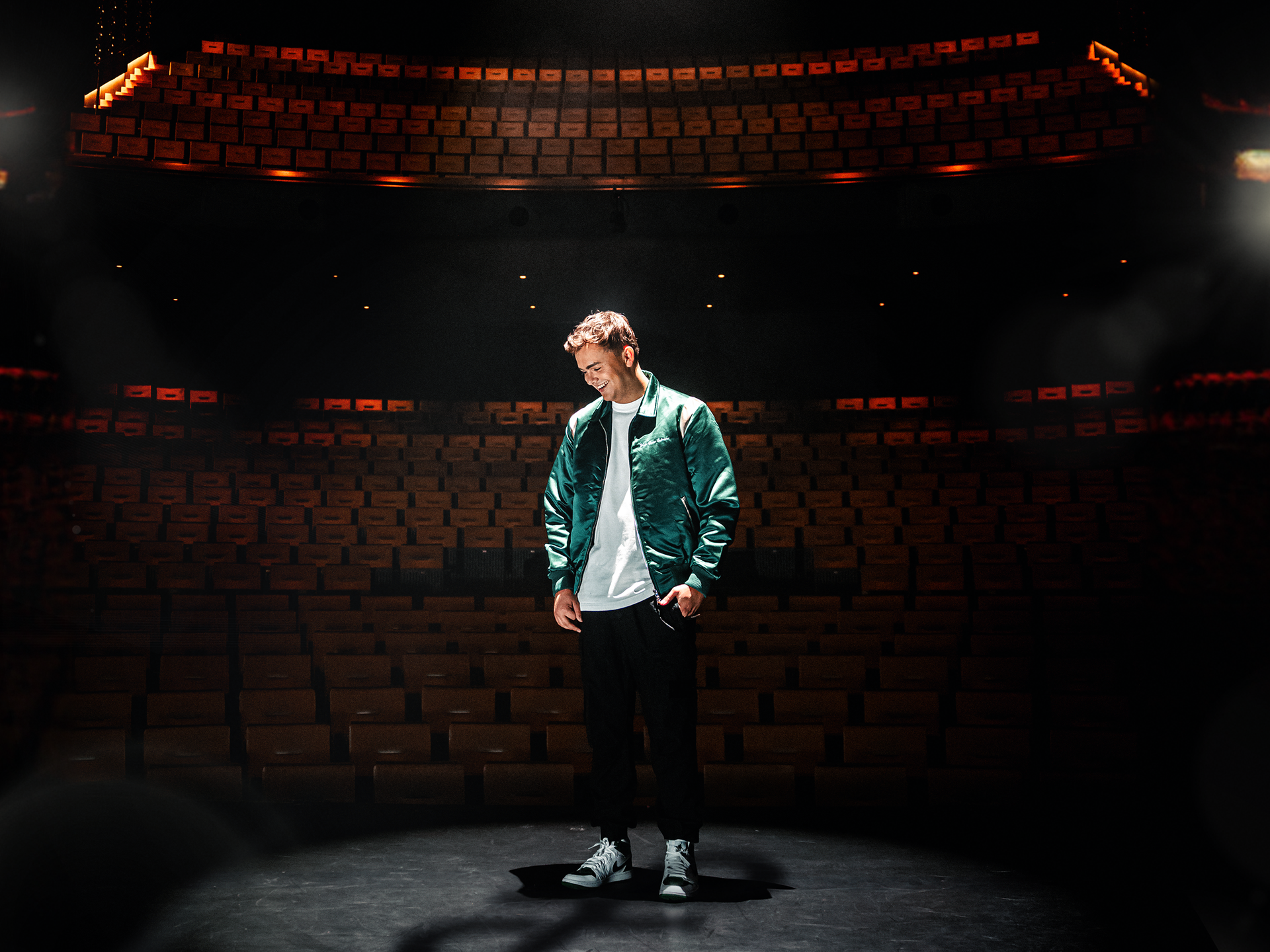 Flemming, Foto van artiest Flemming in het donker op het podium met een lichtstraal op hem