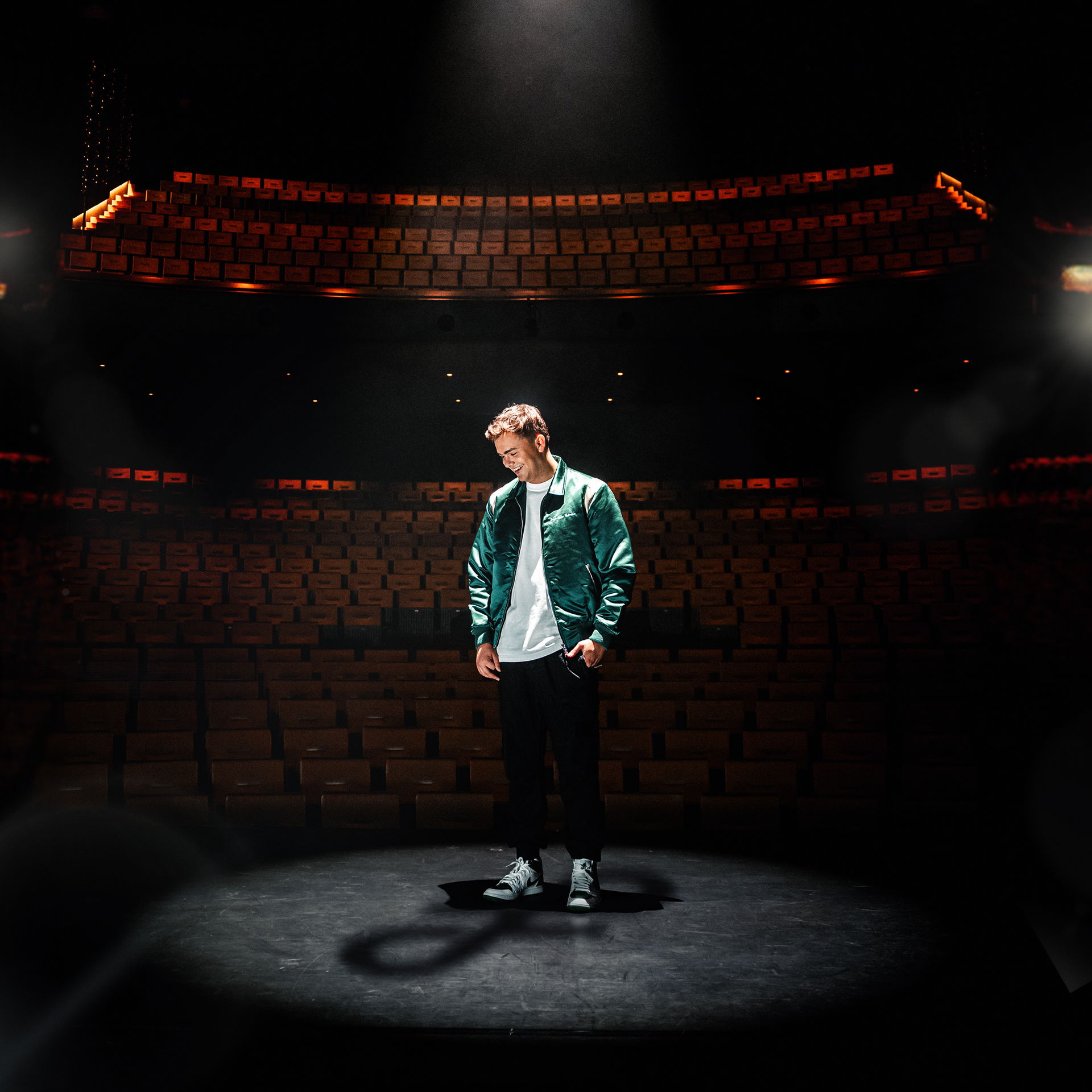 Flemming, Foto van artiest Flemming in het donker op het podium met een lichtstraal op hem