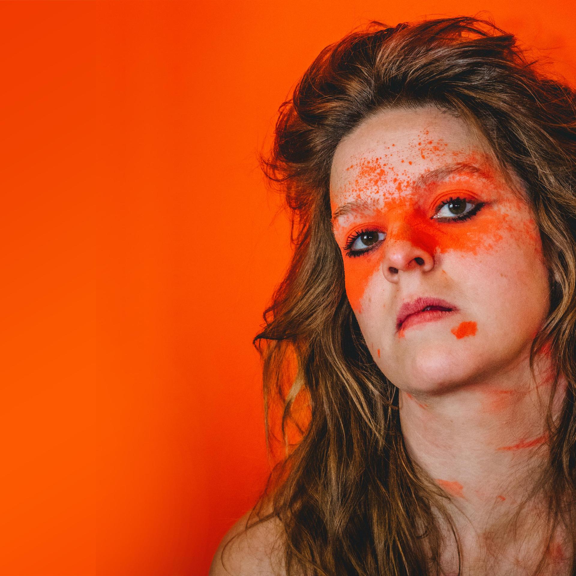 Elke Vierveijzer, Foto van Elke Vierveijzer met oranje verf als een masker rondom haar ogen.