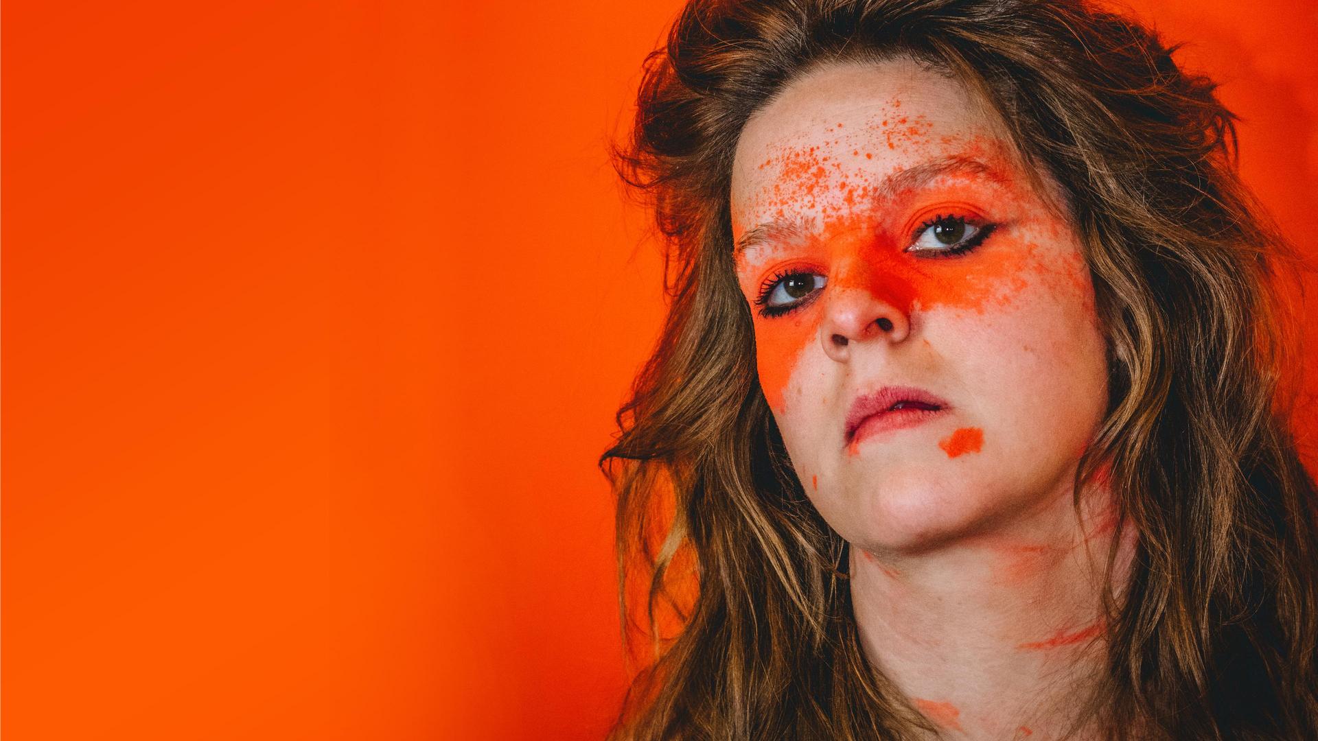 Elke Vierveijzer, Foto van Elke Vierveijzer met oranje verf als een masker rondom haar ogen.